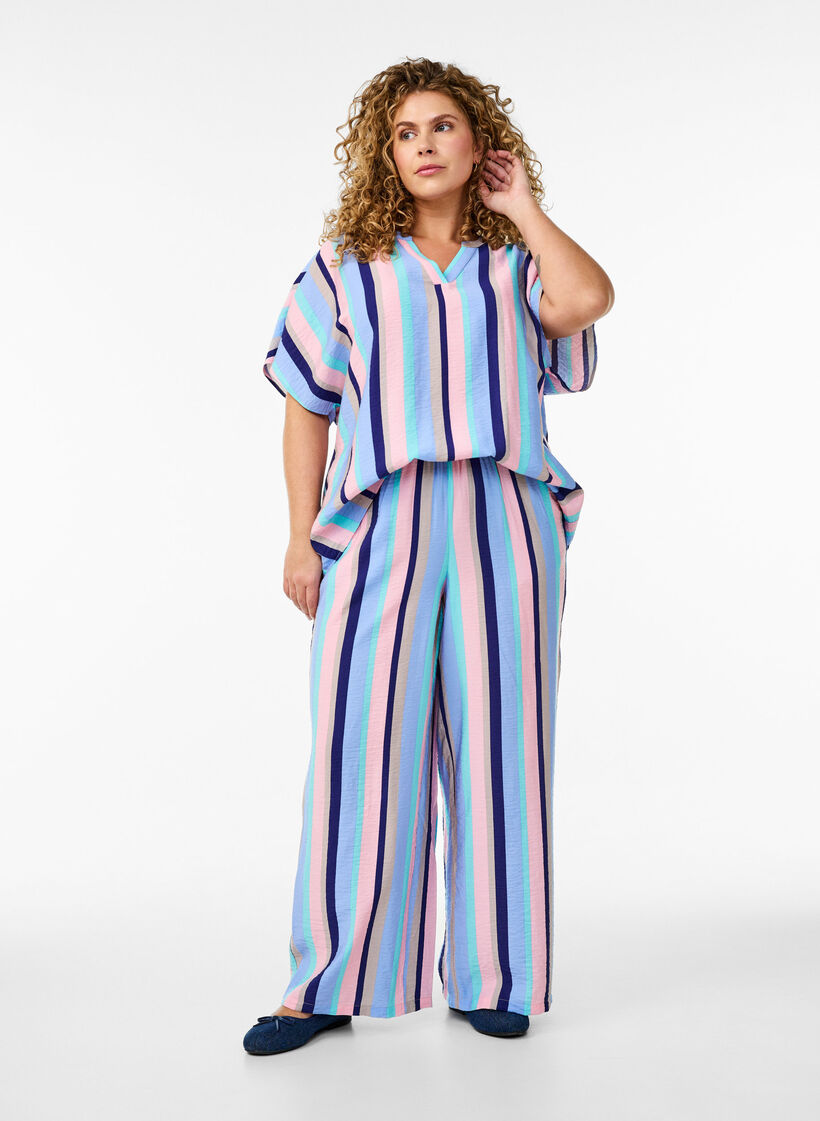 Losse viscose broek met strepen, Pastel stripe, Model