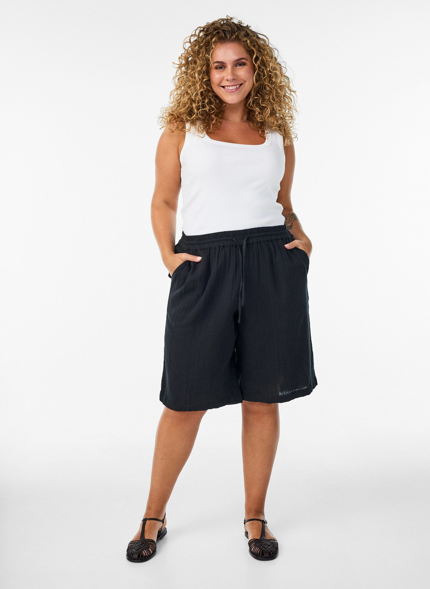 Zizzi Short ample en mousseline de coton taille haute, Noir, Model image number 1