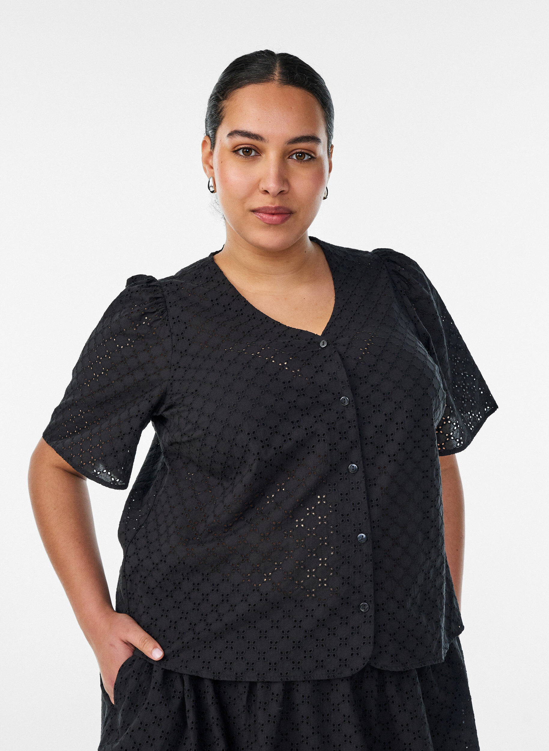 Blouse in broderie anglaise met knoopsluiting, Zwart, Model