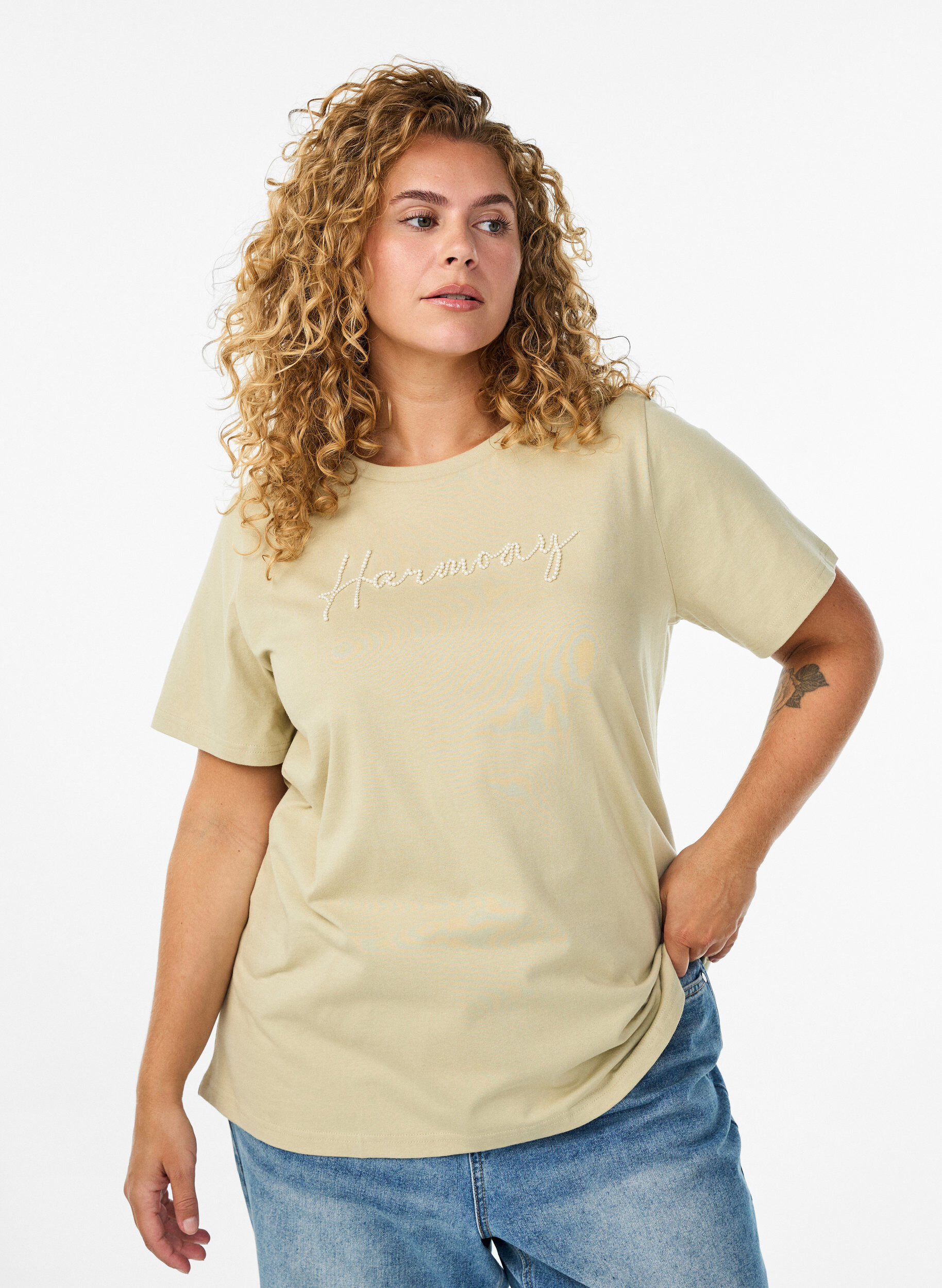 T-shirt in biologisch katoen met pareltekst, Beige, Model