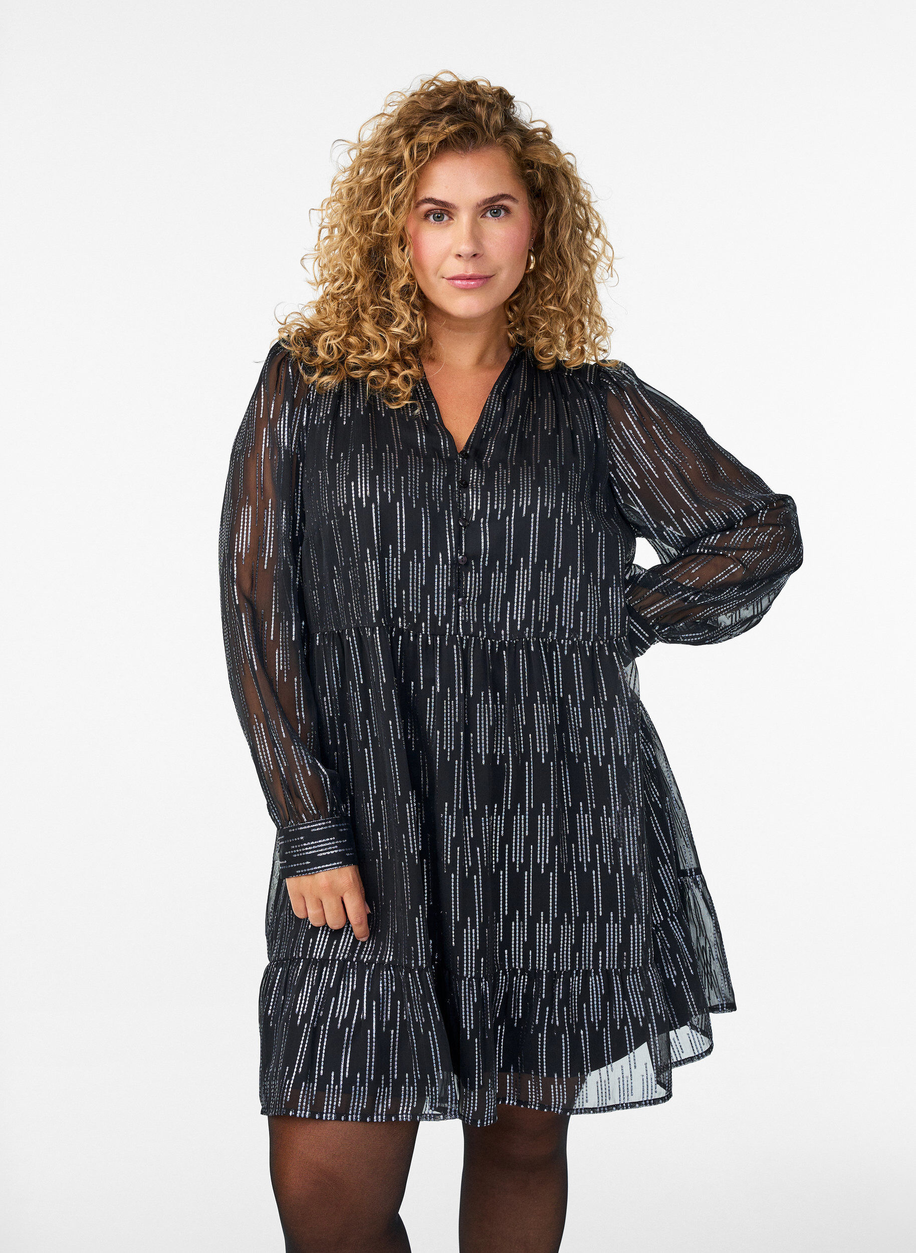 Korte feestjurk met glitterpatroon, Zwart, Model