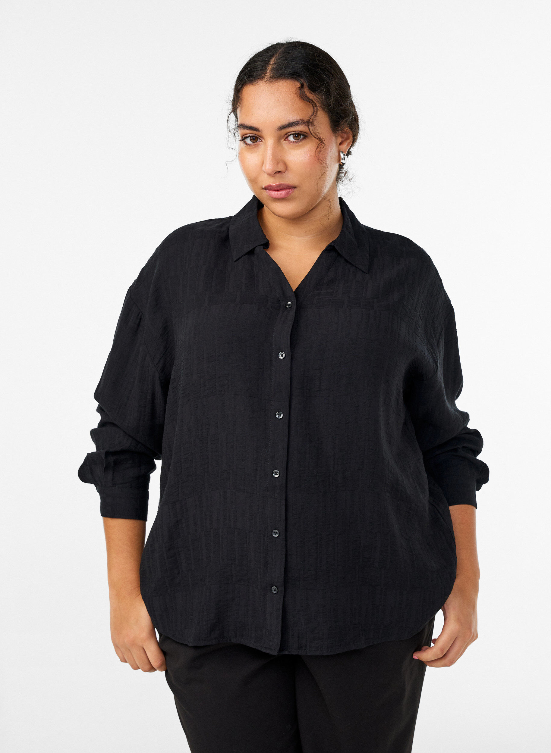 Losvallend shirt met textuur en V-hals, Zwart, Model