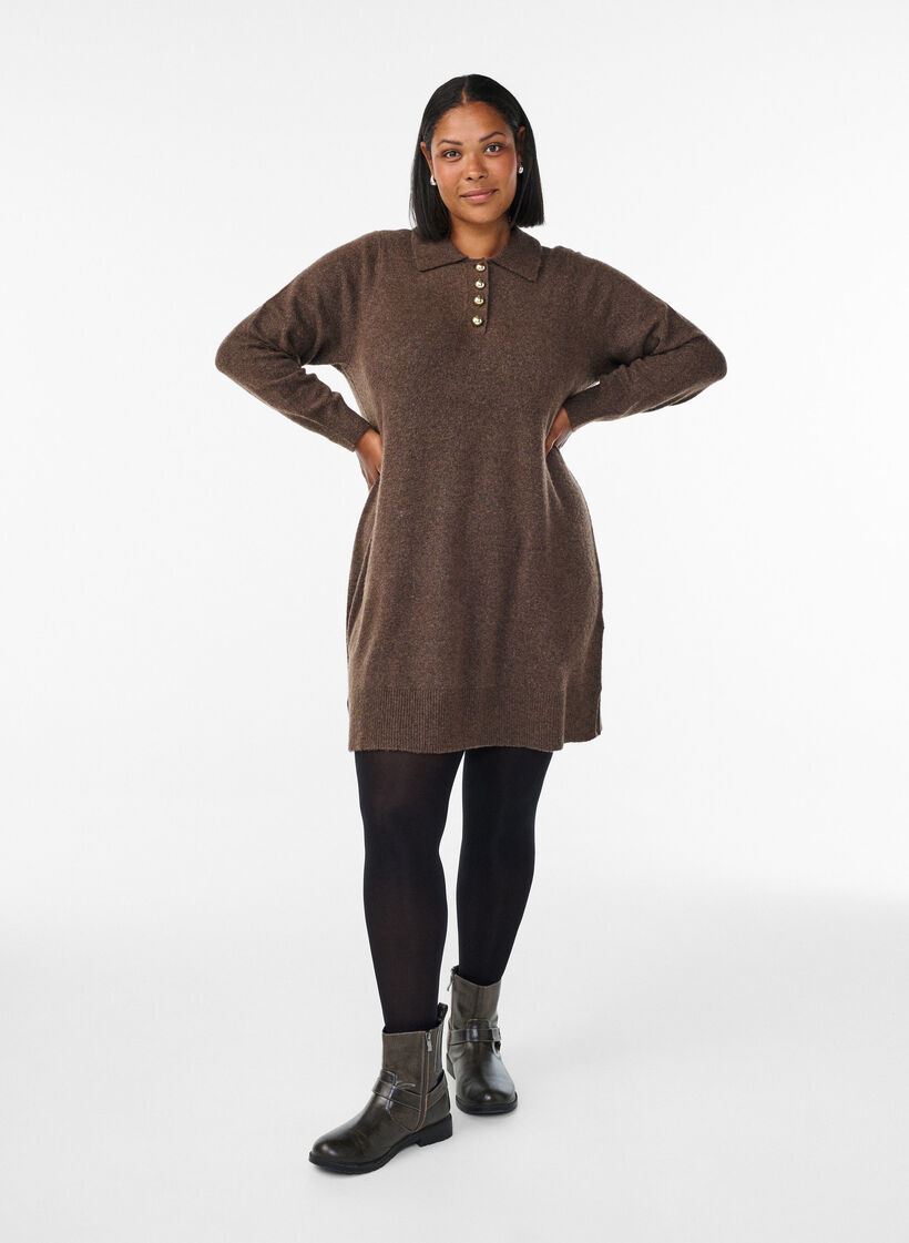 Gebreide jurk met een polokraag en glanzende knopen, Rain Drum Mel., Model