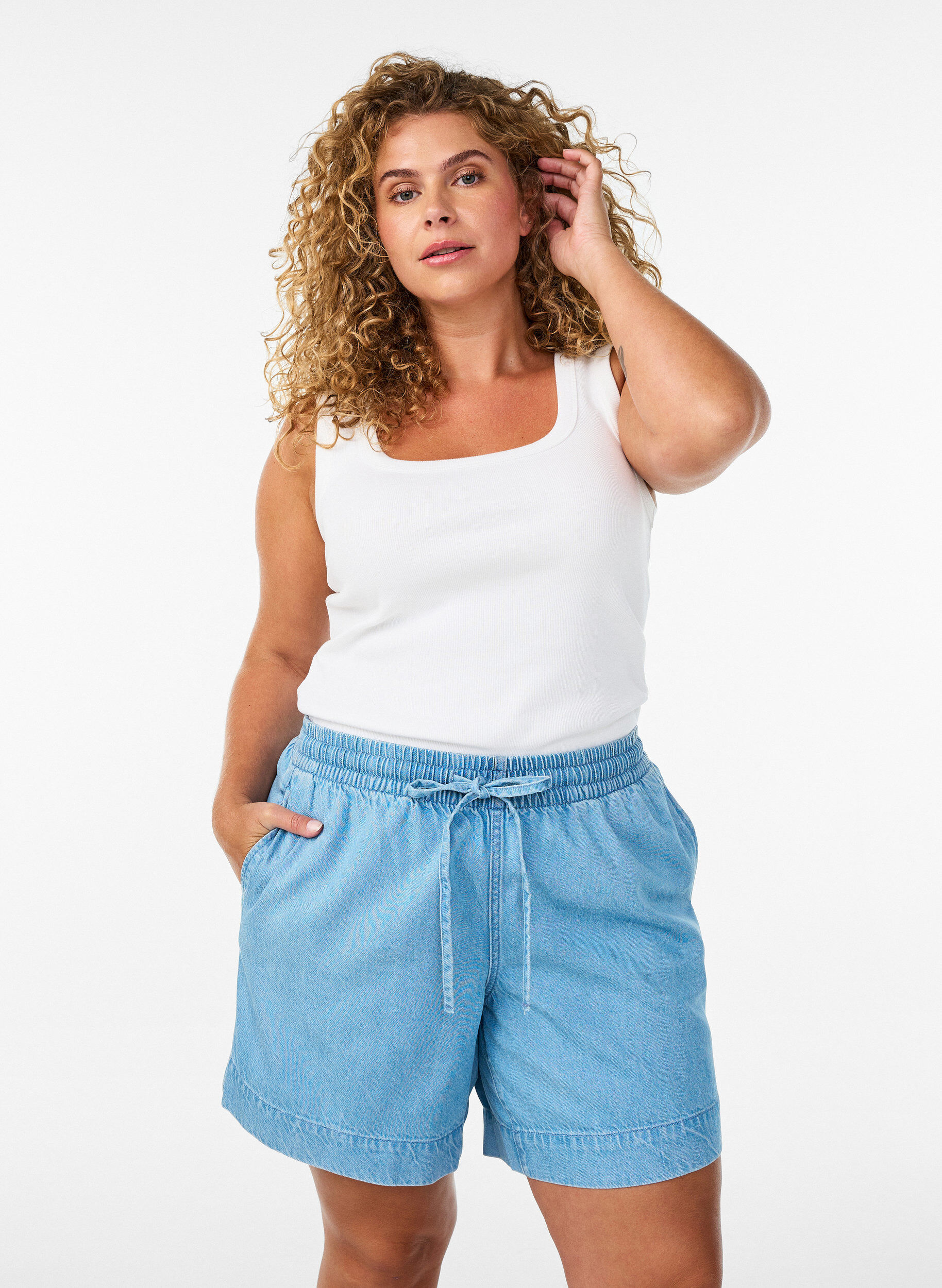 Denim-look shorts met een elastische tailleband en trekkoord, Blauw, Model