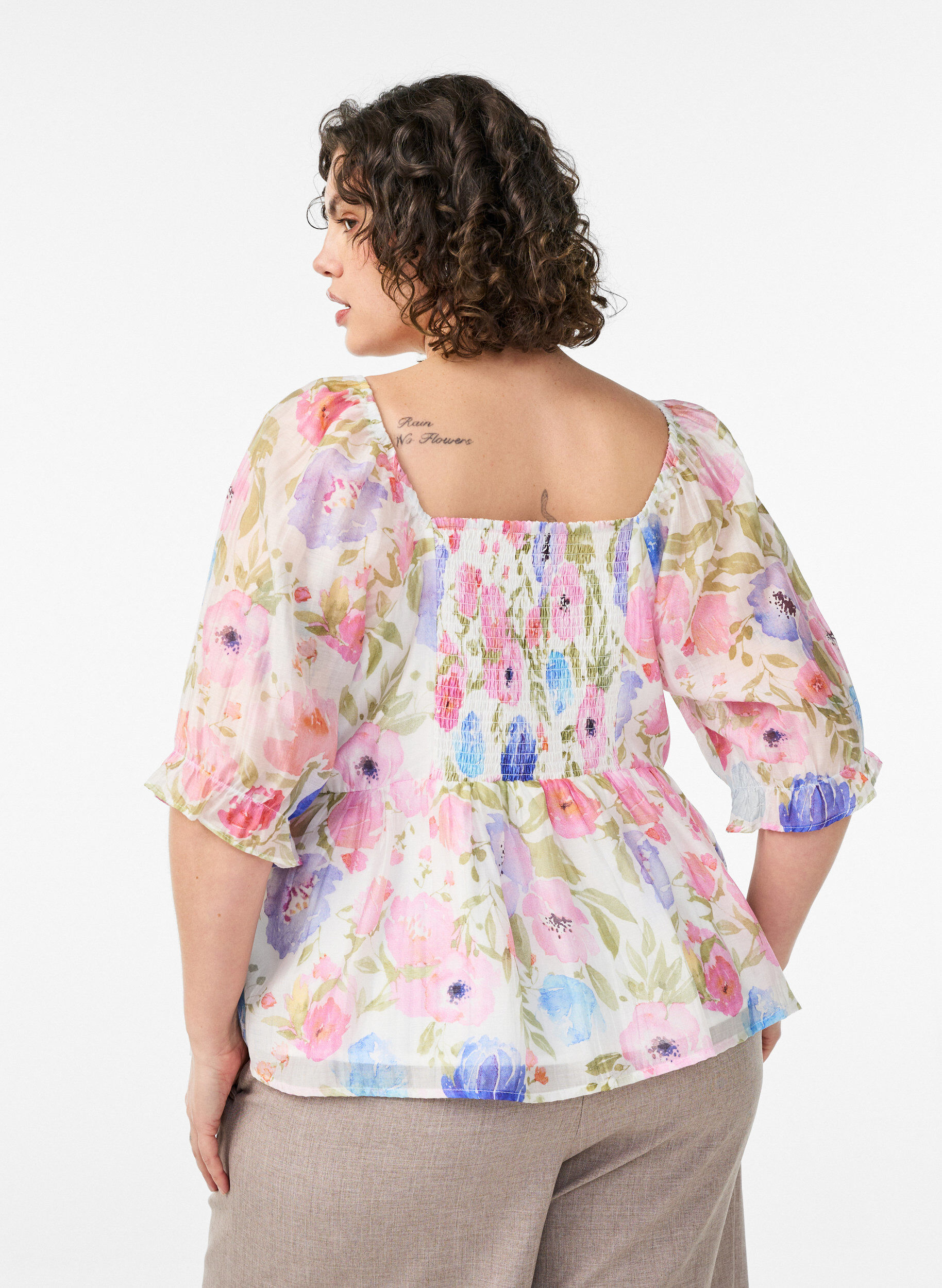 Zizzi Blouse en lyocell &agrave; imprim&eacute; floral et d&eacute;collet&eacute; en c&oelig;ur, Blanc, Model image number 2