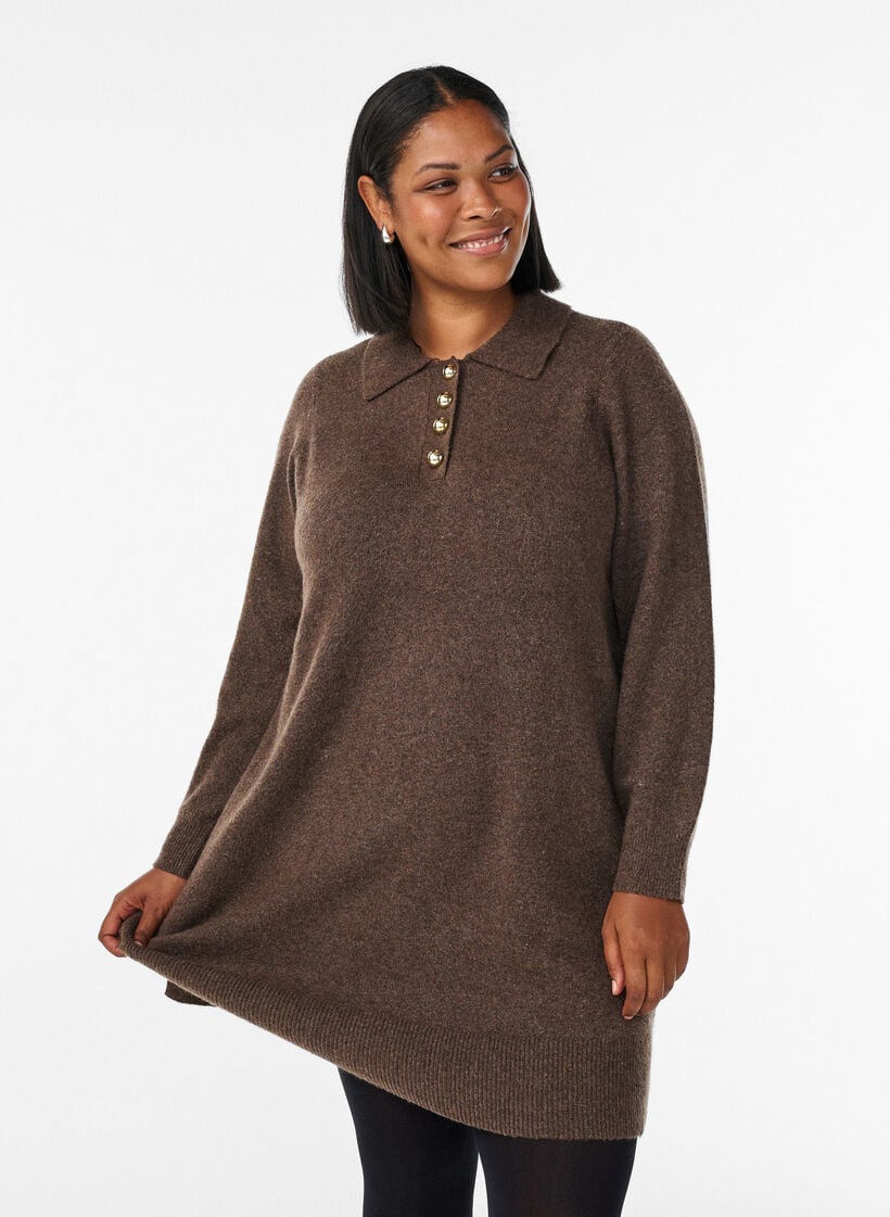 Gebreide jurk met een polokraag en glanzende knopen, Rain Drum Mel., Model
