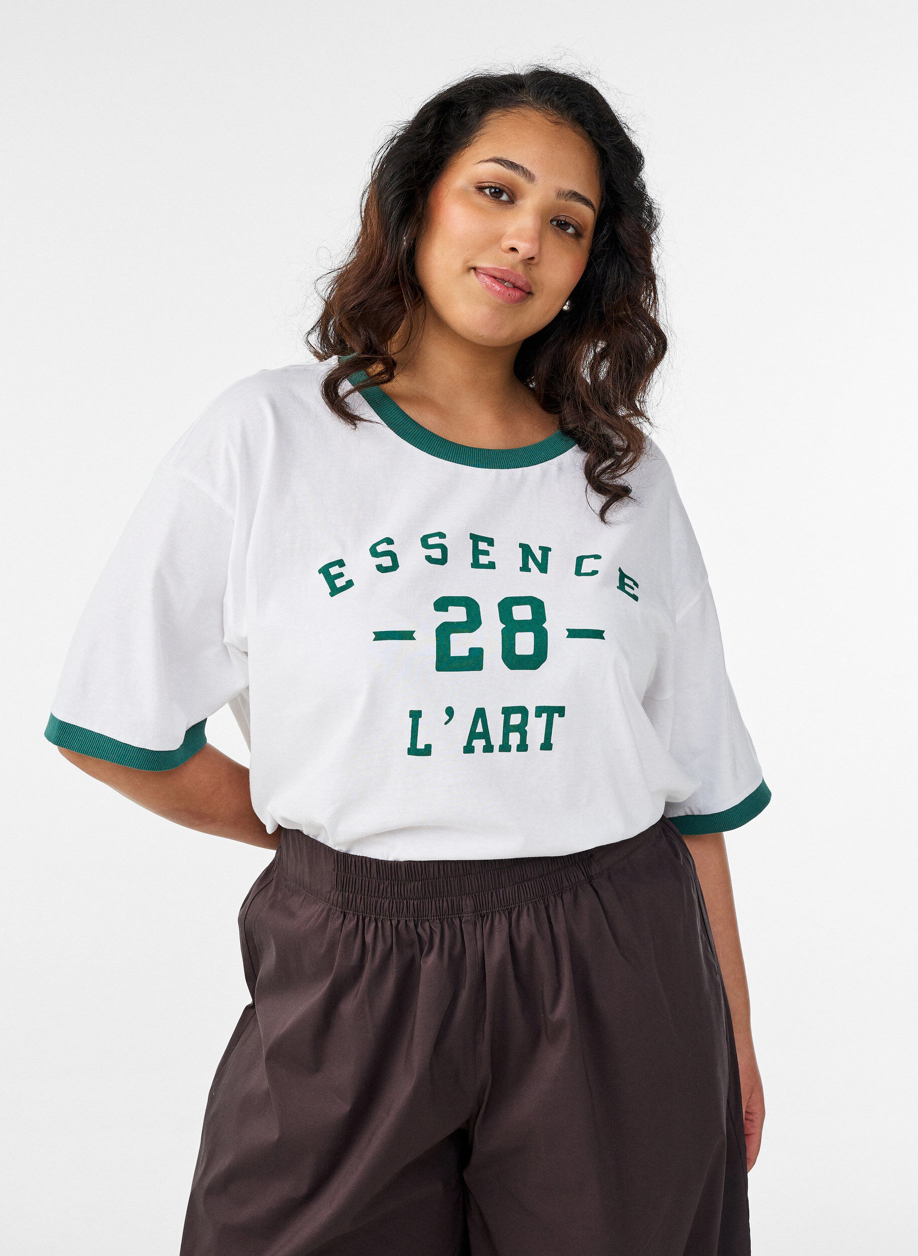 Zizzi T-shirt en coton avec imprim&eacute; texte et coupe boxy, Blanc, Model image number 0