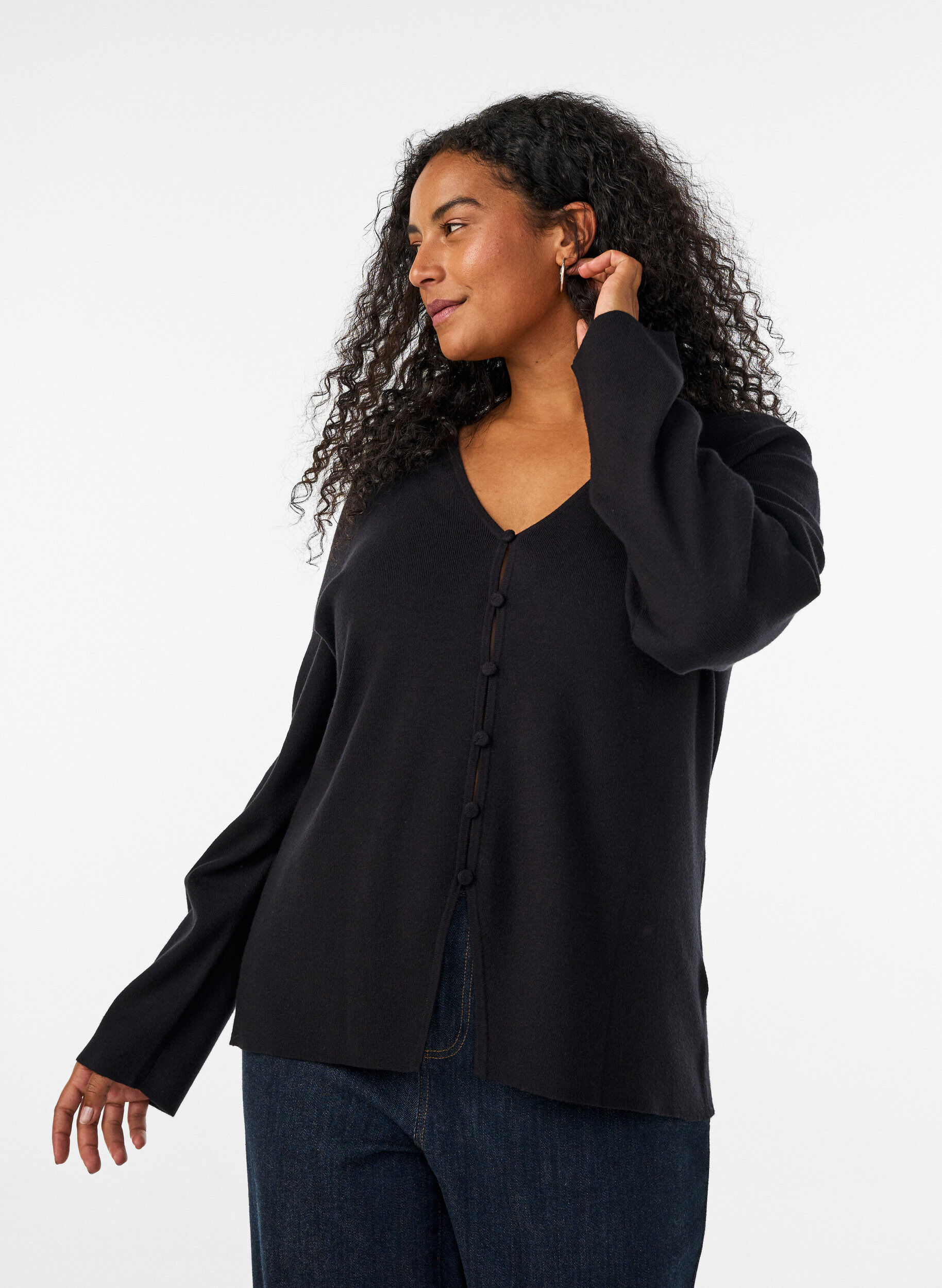 Fijngebreid vest met stofbeklede knopen, Zwart, Model