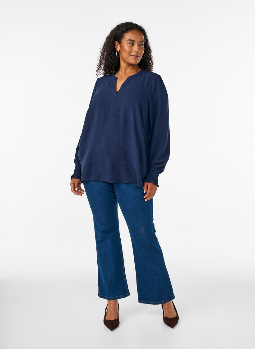 Blouse met smockmanchetten en V-hals, Blauw, Model image number 1