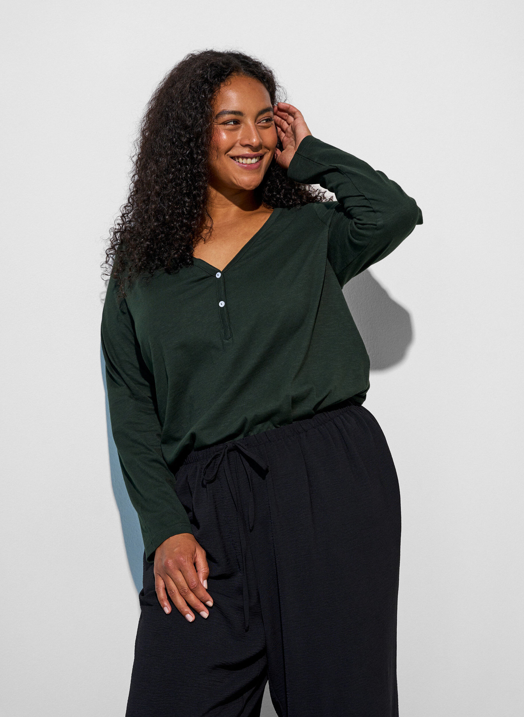 T-shirt met lange mouwen, V-hals en knopen, Groen, Model