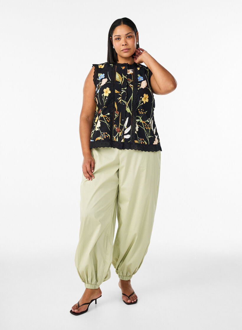 Blouse sans manches en coton avec imprim&eacute; floral et broderie anglaise, Noir, Model image number 1