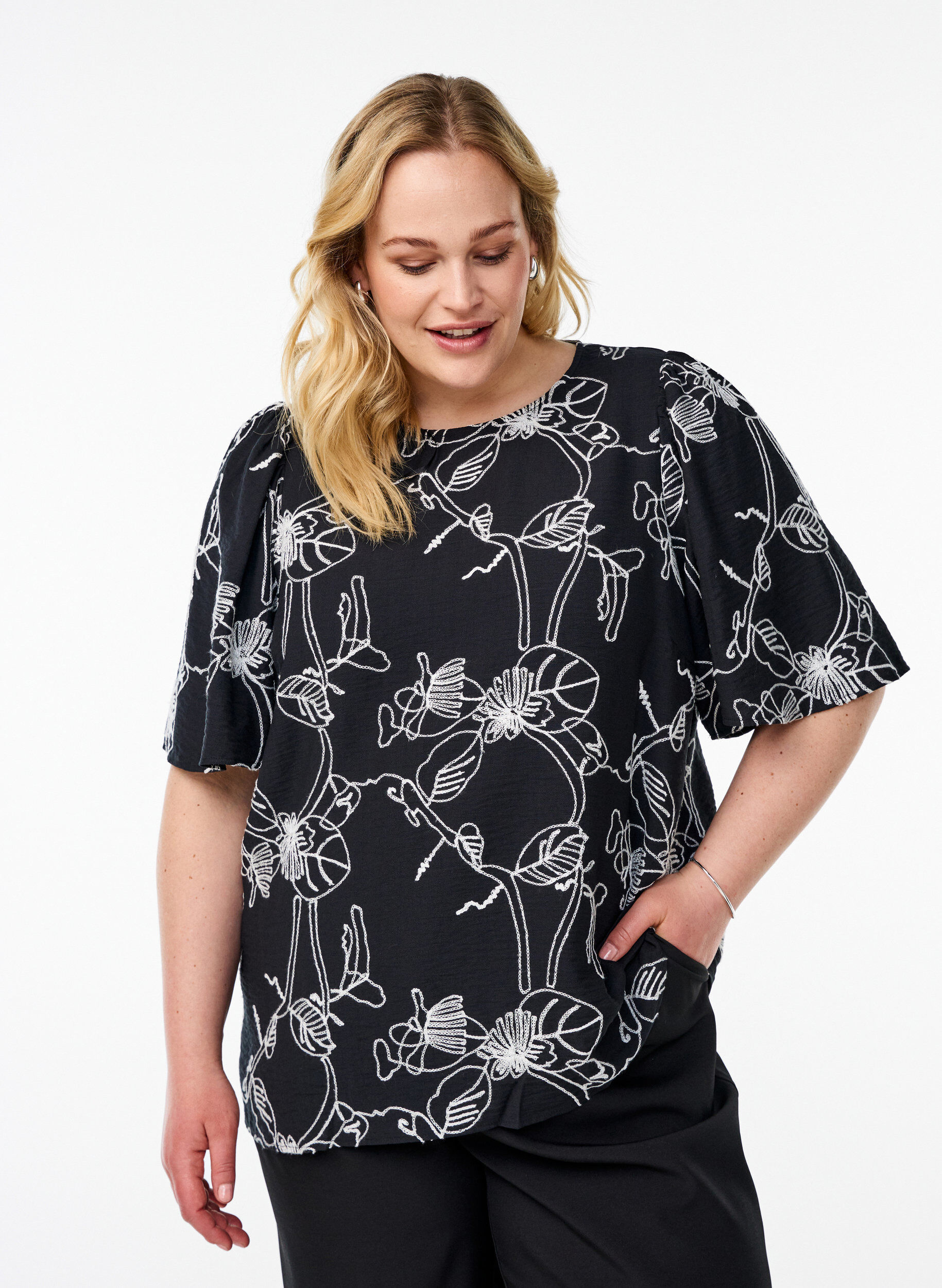 Blouse met korte mouwen en geborduurd patroon, Zwart, Model