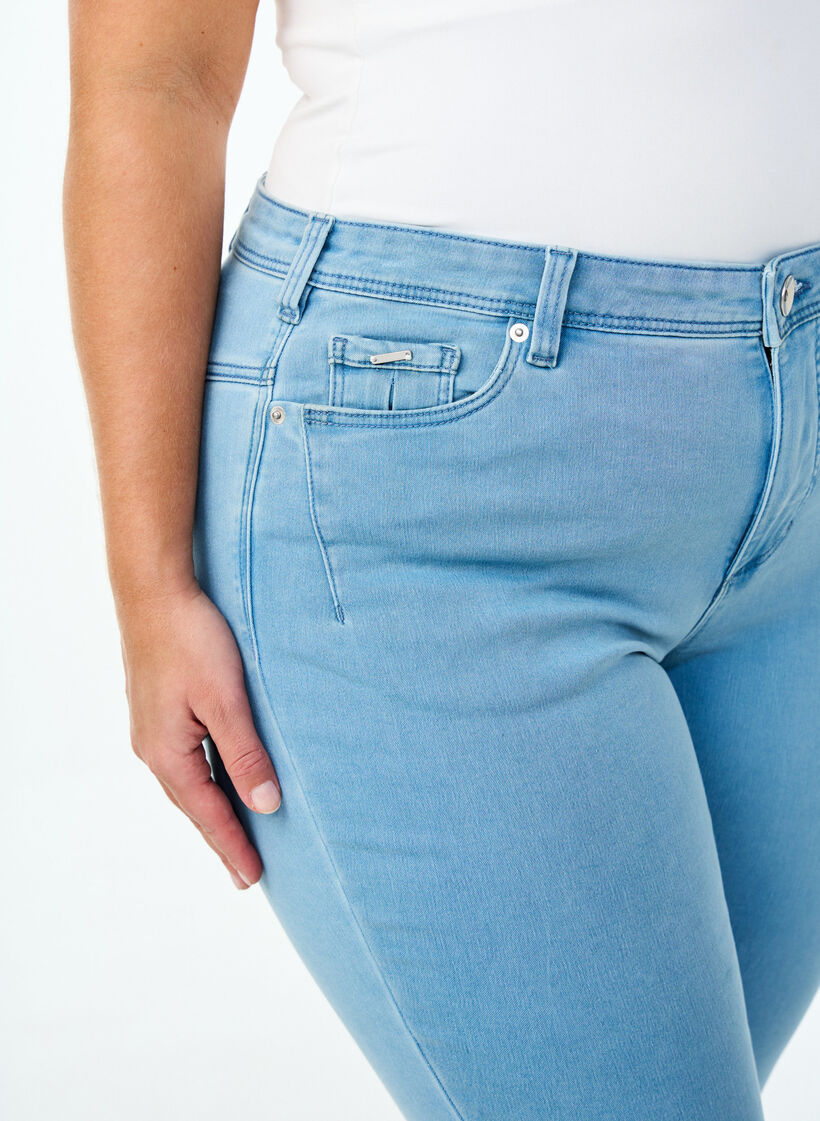 Gecropte Amy jeans met ritssluiting details, Blauw, Model image number 3