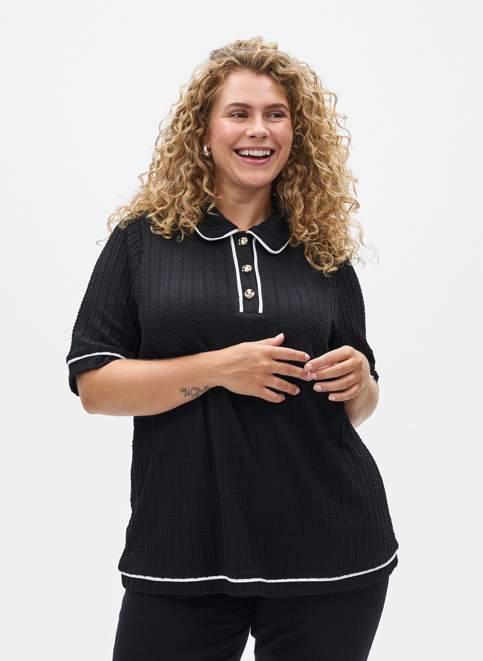 Jersey poloshirt met textuur en contrasterende biezen, Zwart, Model