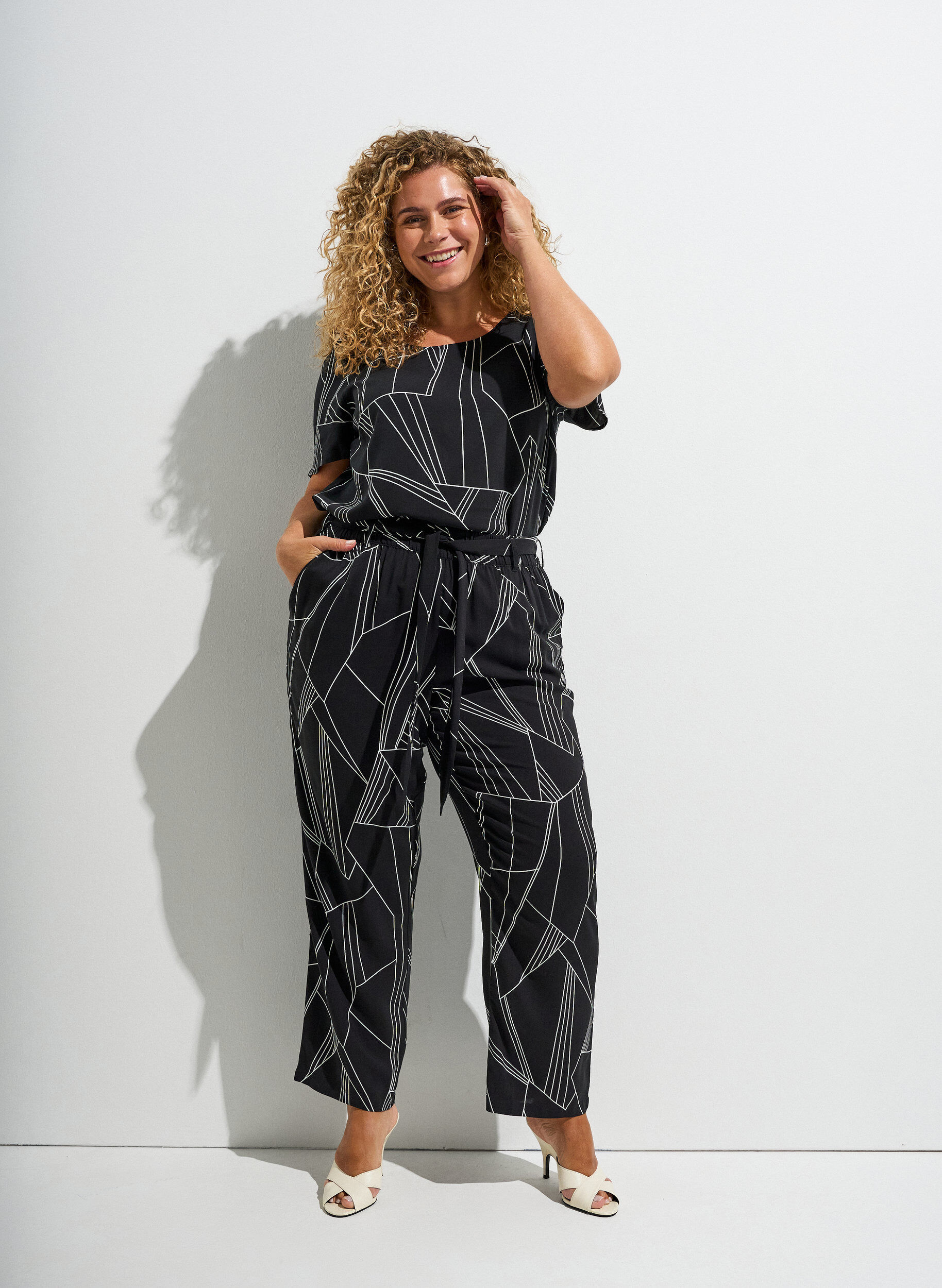 Zizzi Chemisier &agrave; manches courtes en viscose avec imprim&eacute;, Noir, Image image number 0