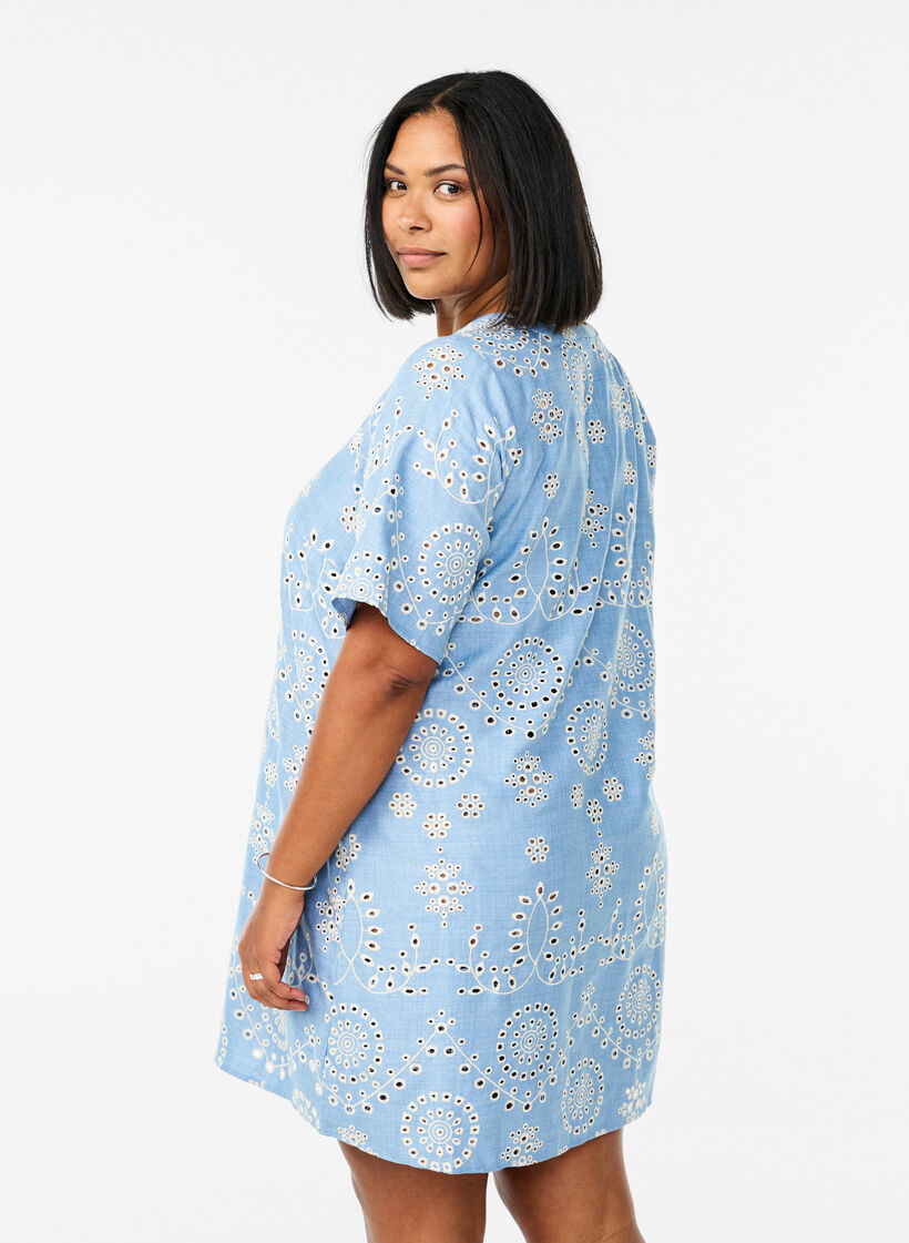 Korte jurk met een decoratief opengewerkt patroon, Faded Denim w. White, Model