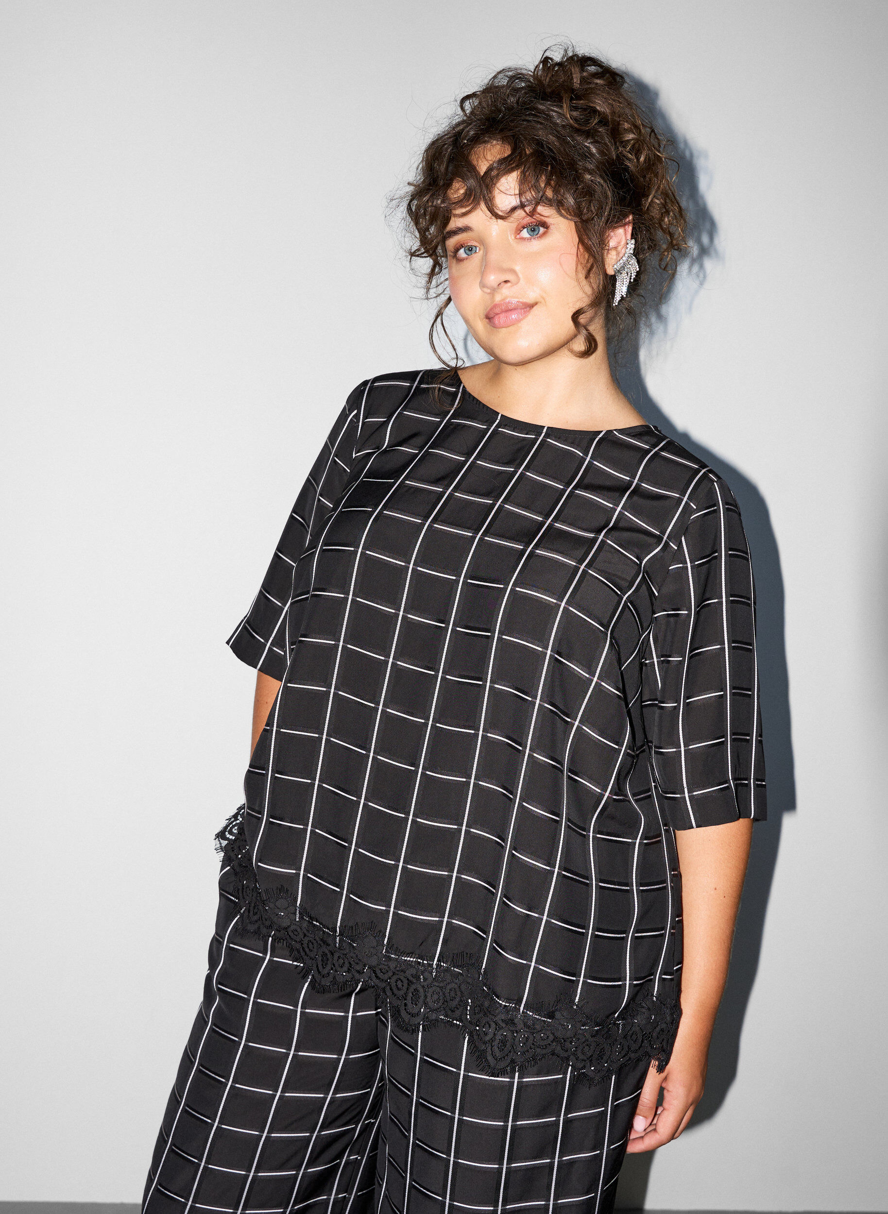 Blouse met ruitjes, kanten afwerking en ellebooglange mouwen, Zwart, Model
