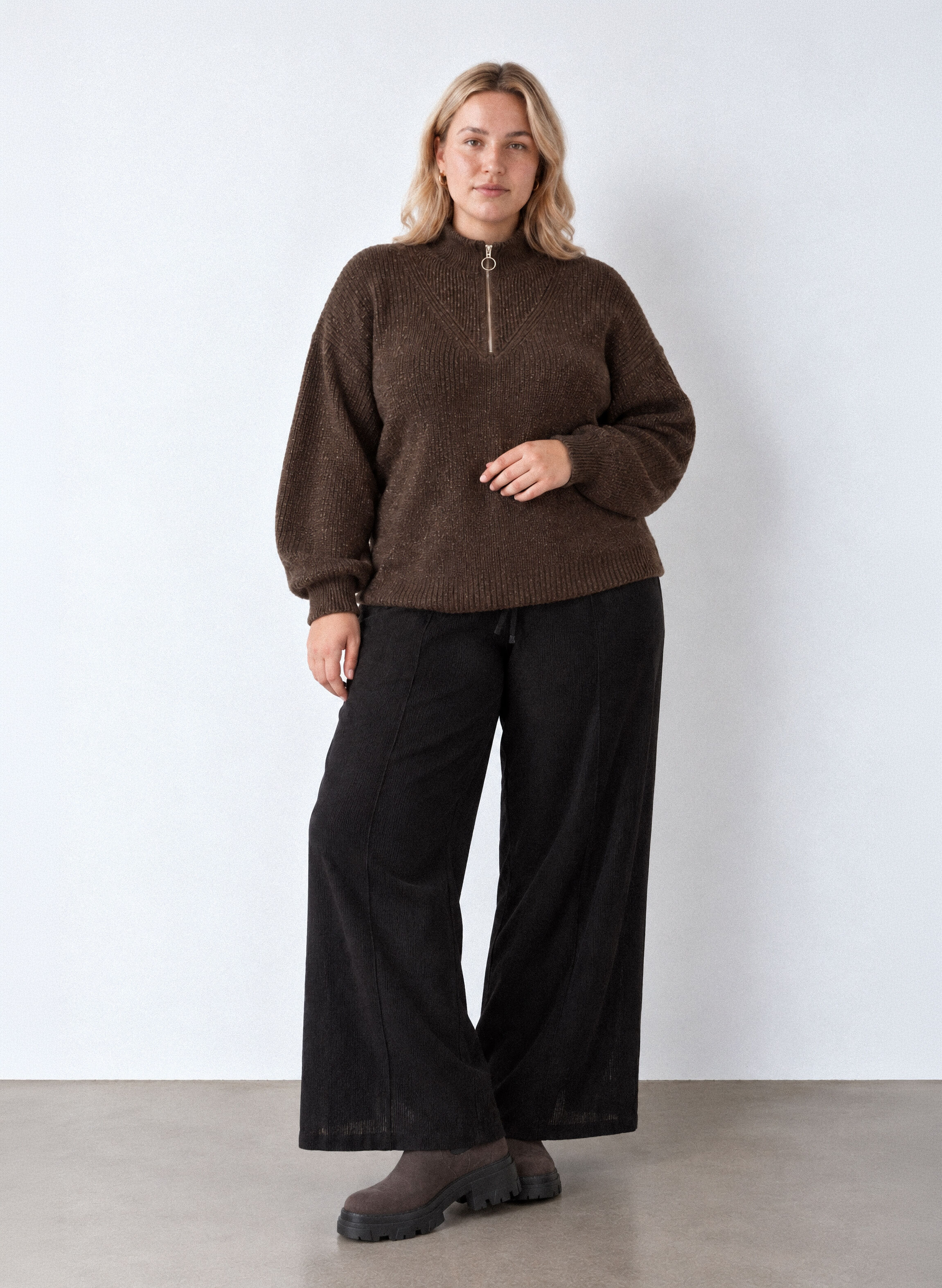 Ontspannen elegantie in aardetinten, , Model