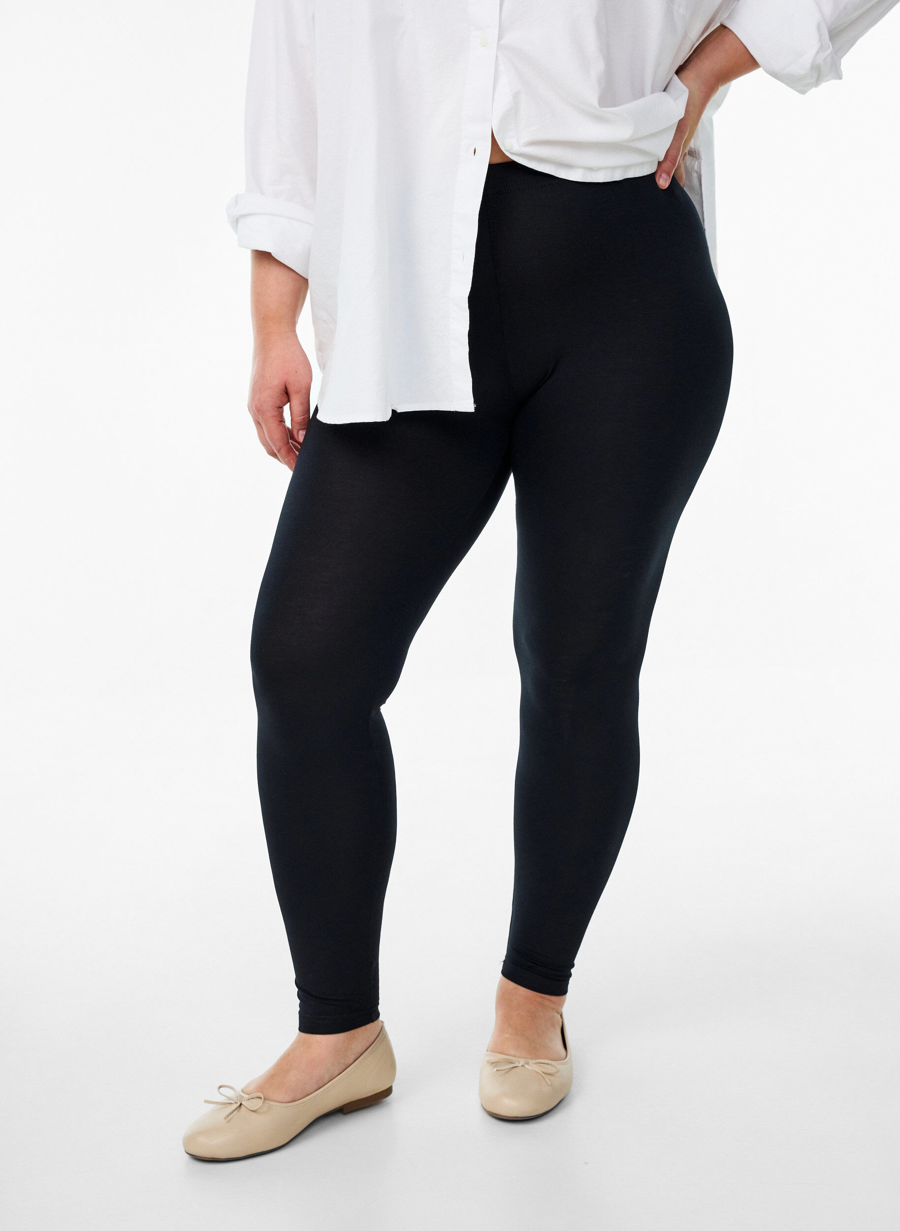 Basic legging in viscose, Zwart, Model