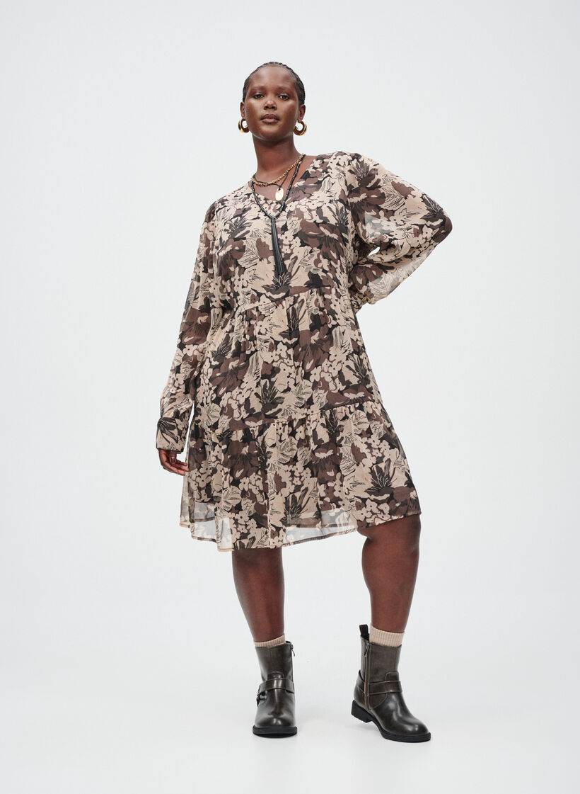 Bruine jurk met bloemen, , Model