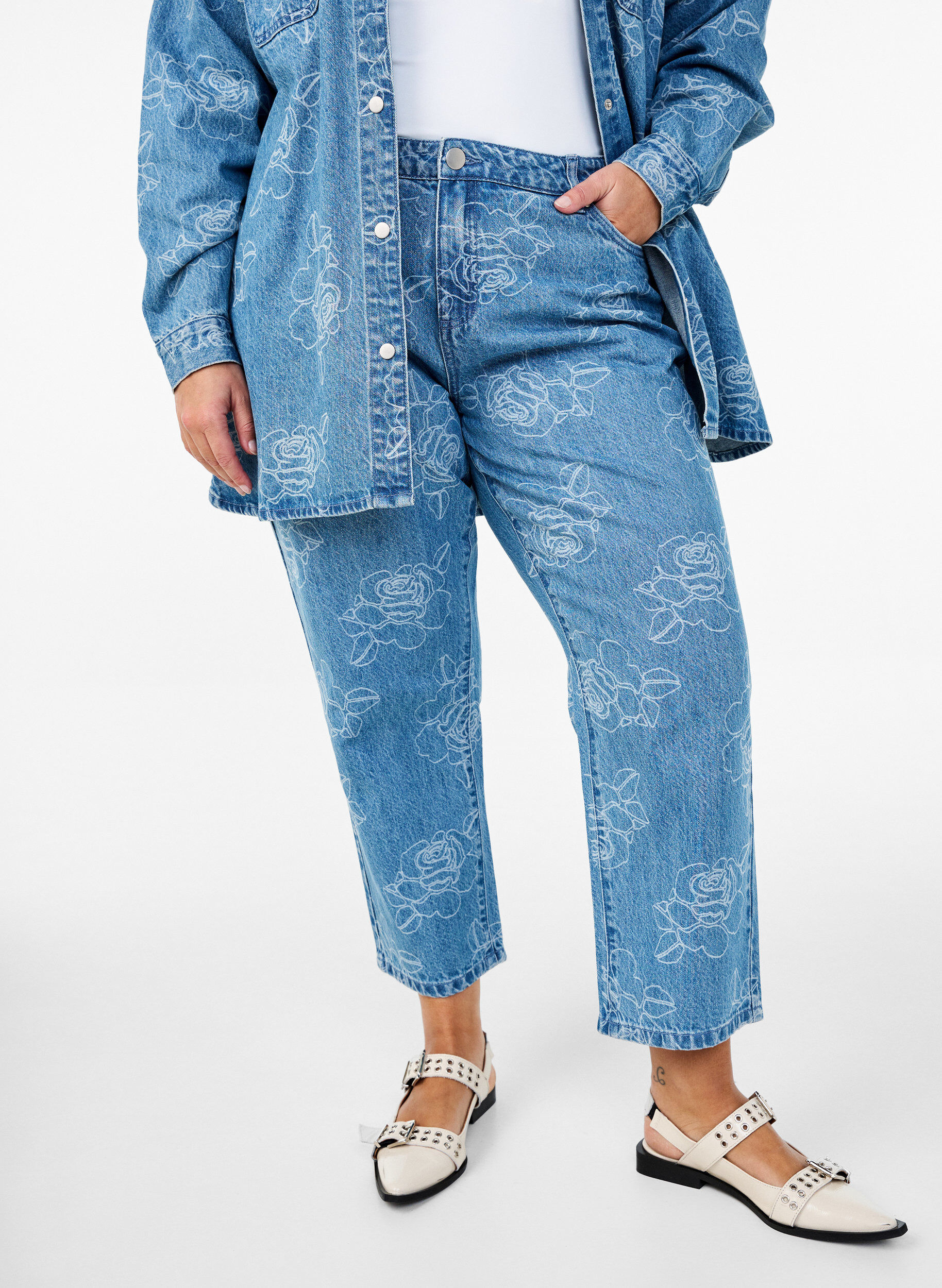 ZizziVera bloemenprint jeans, Blauw, Model image number 2