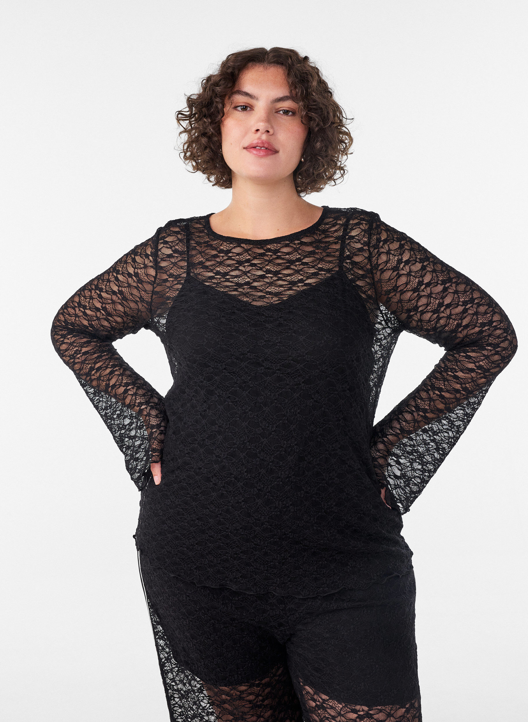 Blouse met lange mouwen van doorschijnend kant, Zwart, Model