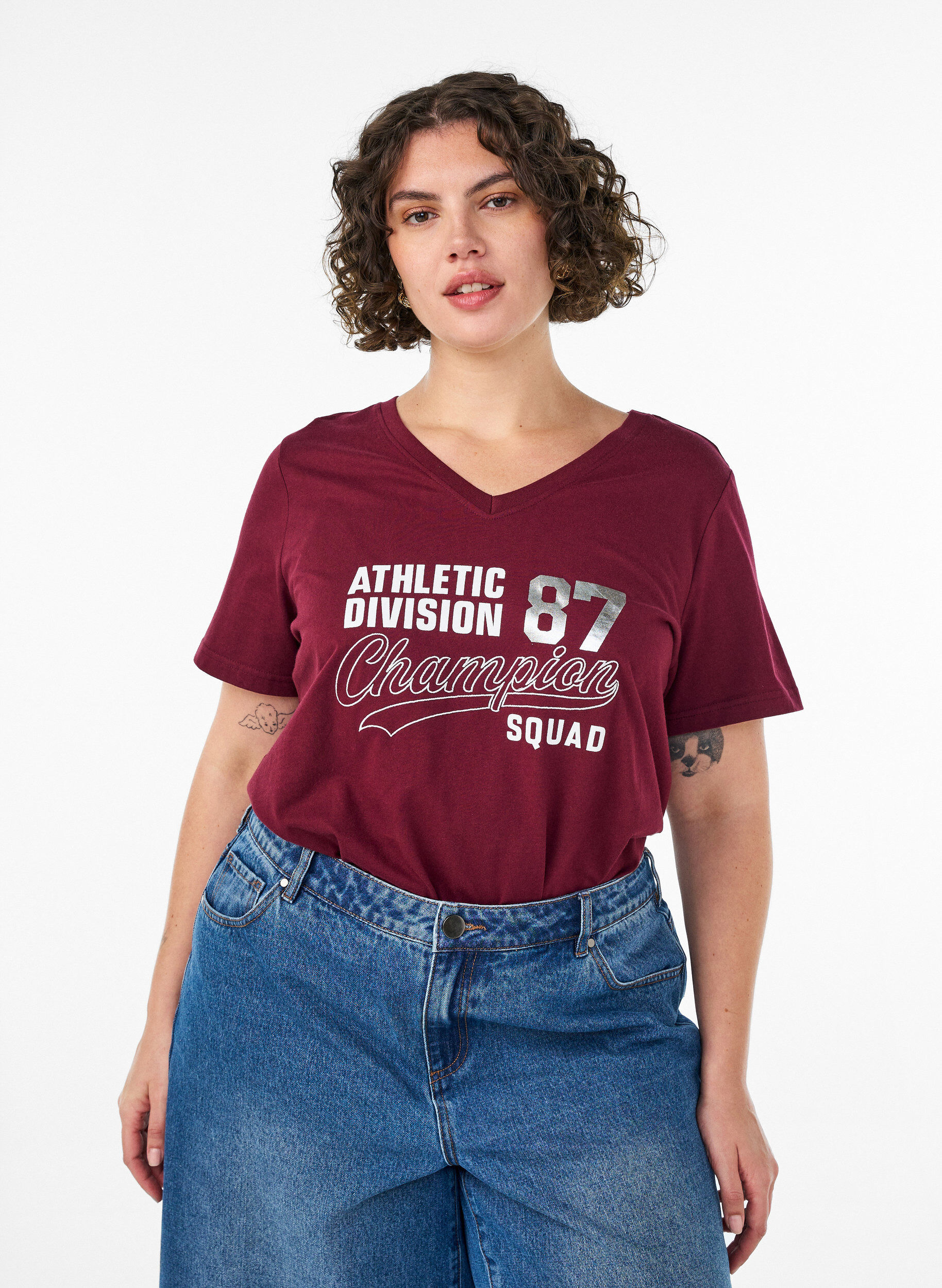 T-shirt van biologisch katoen met sportieve tekstprint, Rood, Model