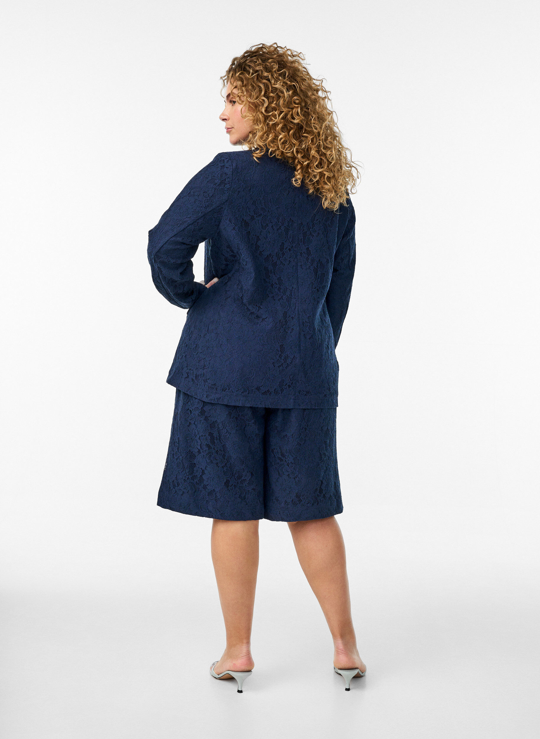 Zizzi Bermuda taille haute en dentelle, Bleu, Model image number 2