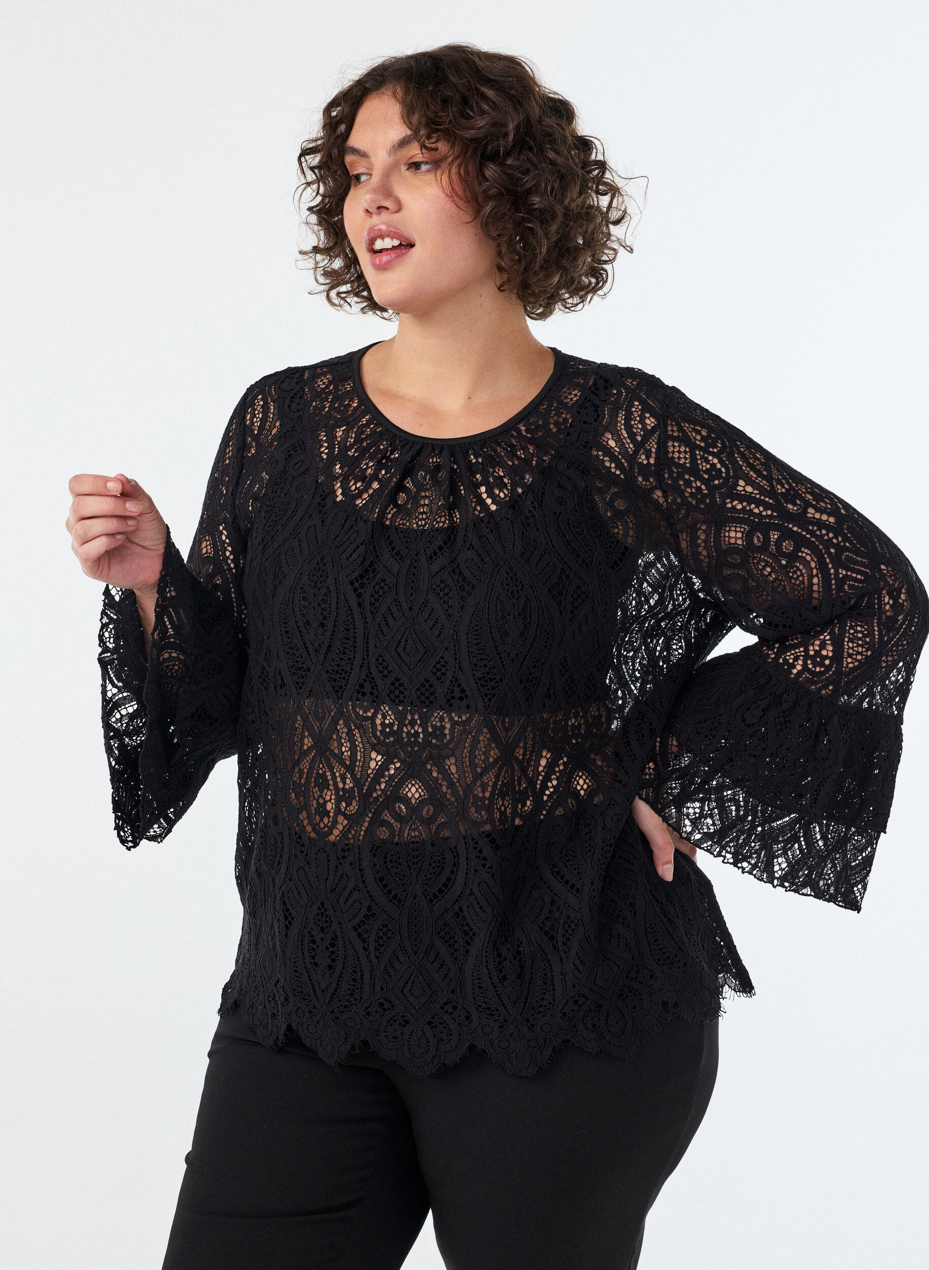 Kanten blouse met lange trompetmouwen en ruches, Zwart, Model