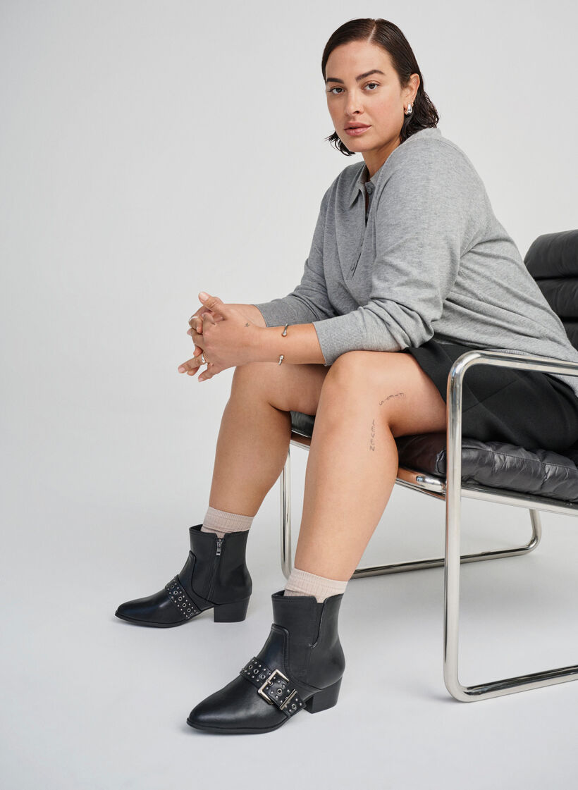 Wide fit - Leren enkellaars met riem en studs, Black, Image