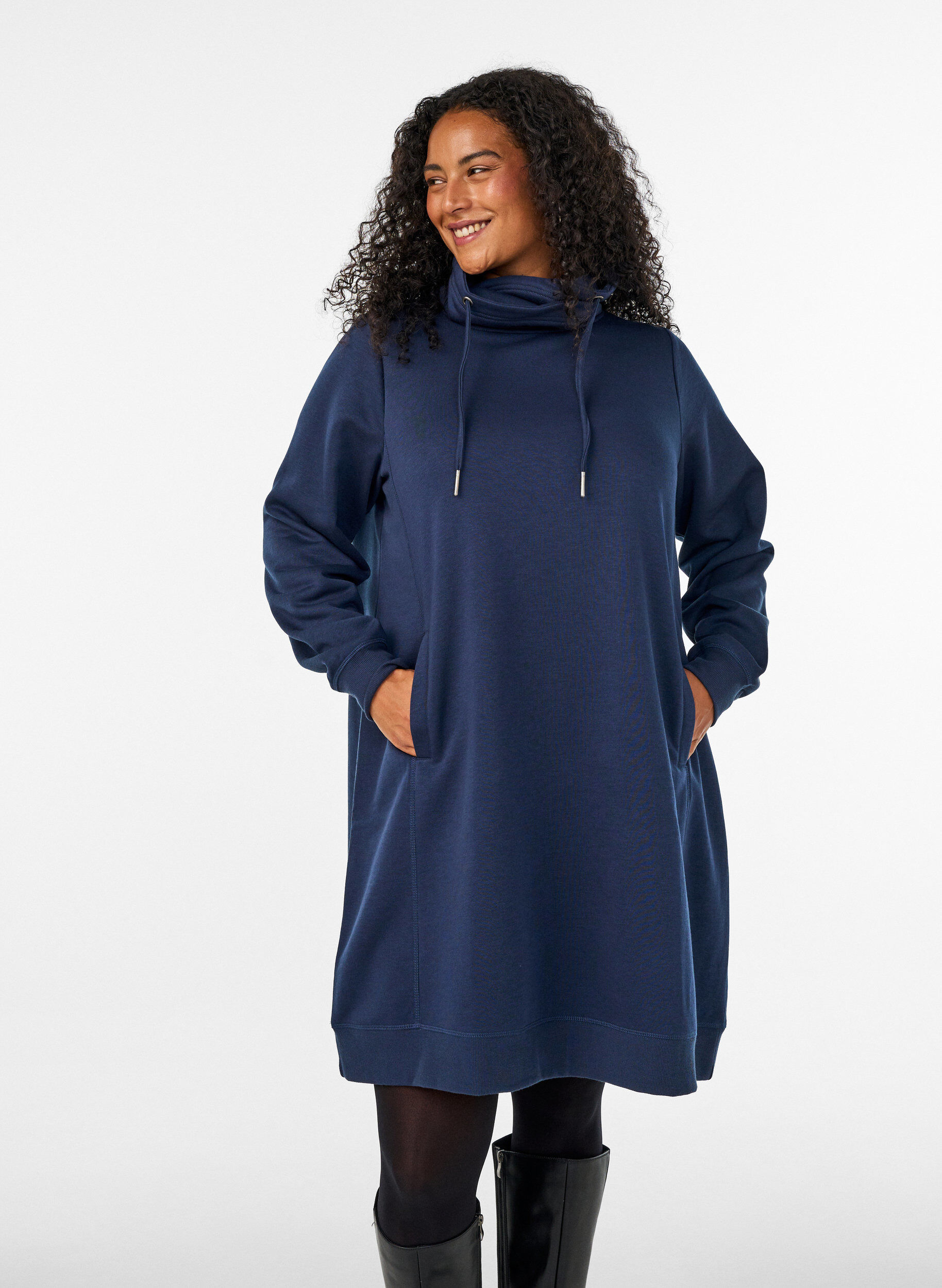 Kort sweatshirt jurk met hoge kraag en zakken, Blauw, Model