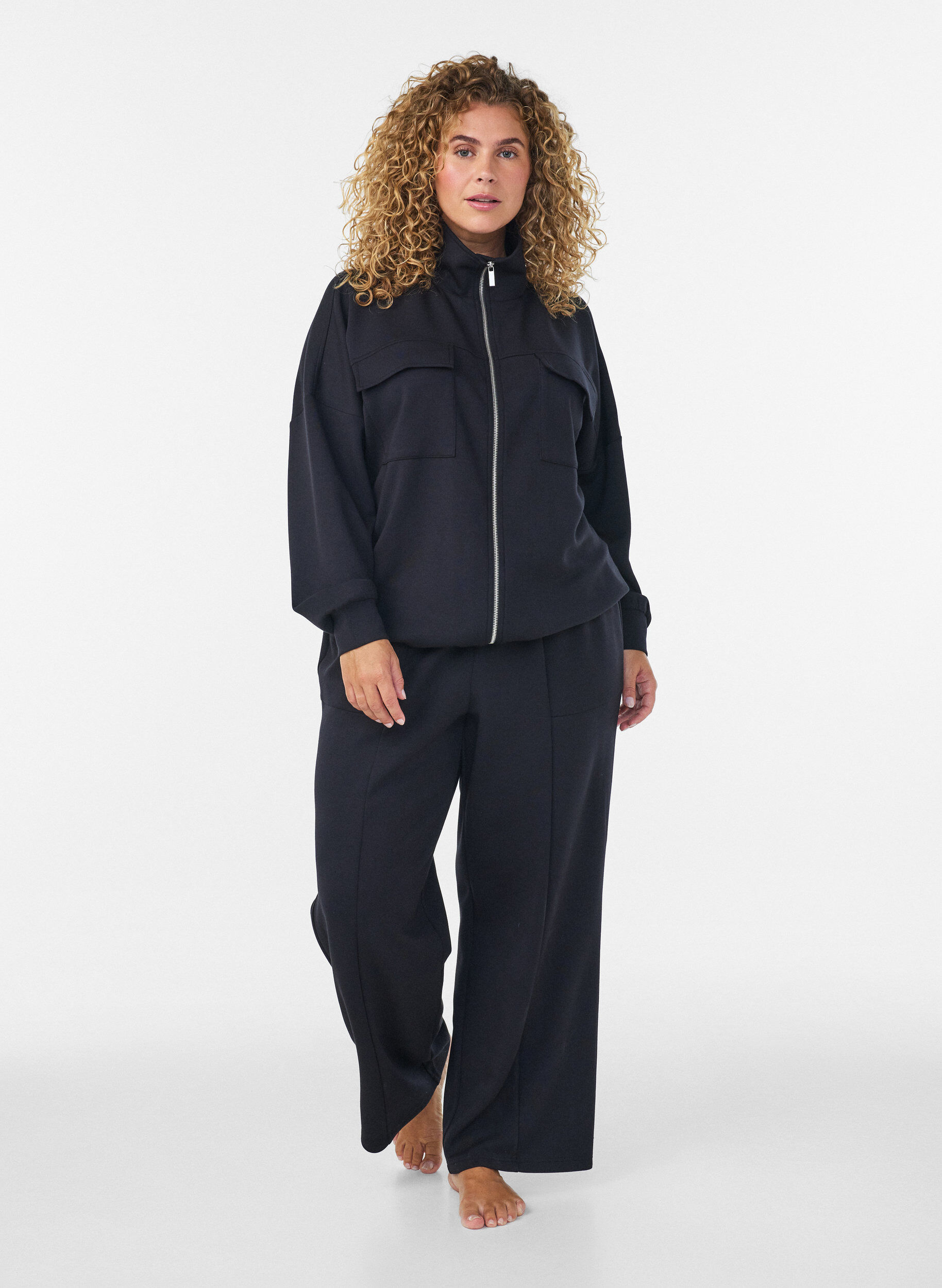 Jerseybroek met losse pasvorm, high waist en zakken, Zwart, Model