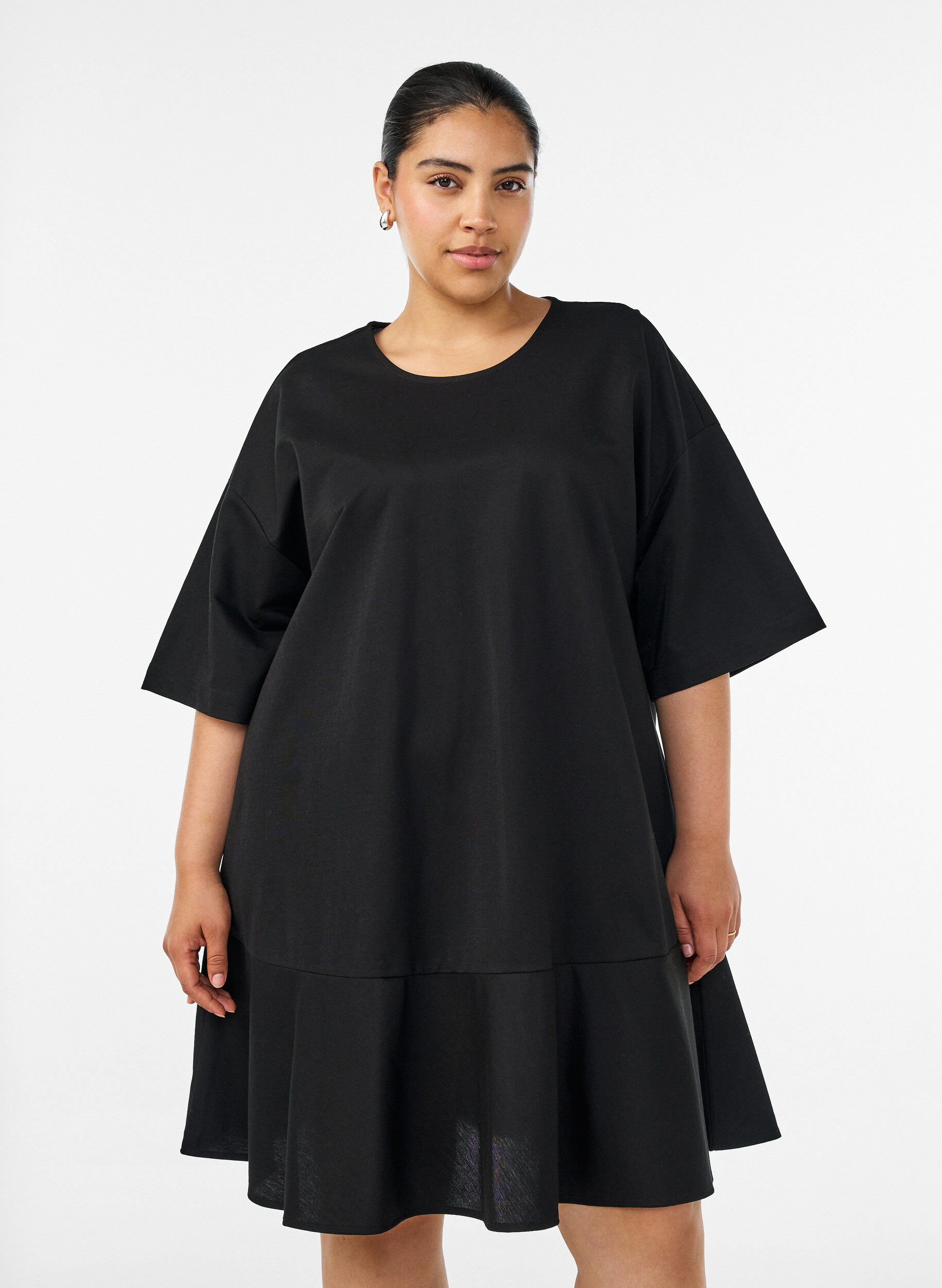 Korte jurk met losse pasvorm en volantzoom, Zwart, Model