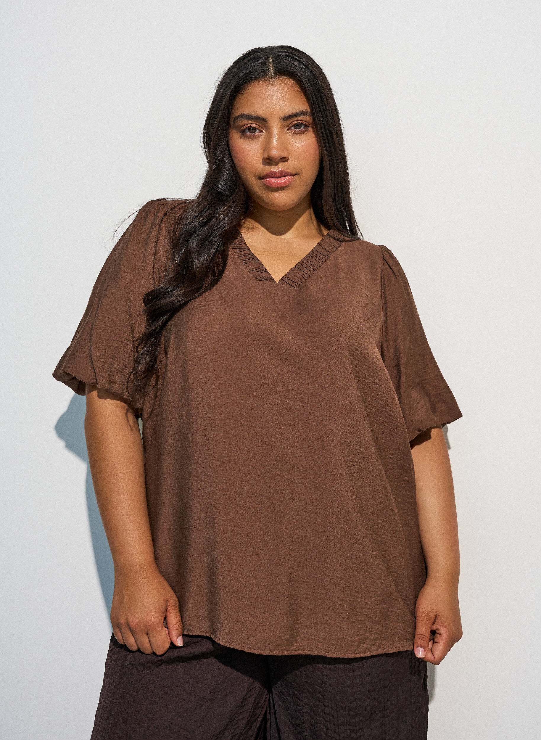 ZizziBlouse met ballonnenmouwen en V-hals, Bruin, Model image number 0