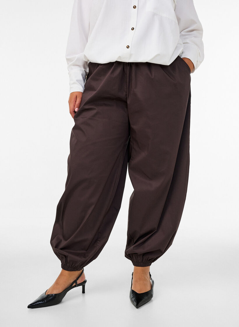Ballonbroek met zakken en een elastische tailleband, Bruin, Model image number 2
