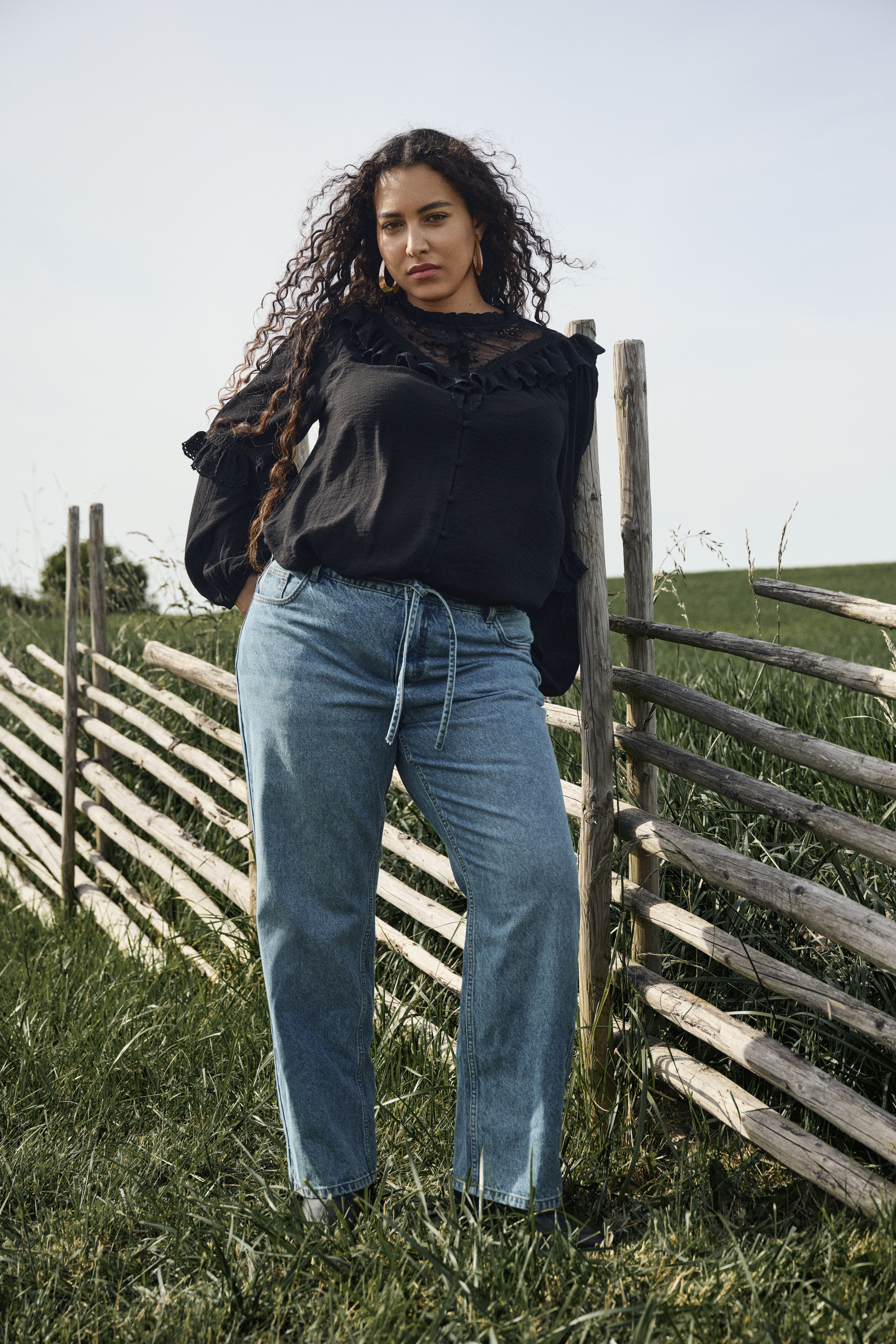 Zwarte blouse met ruches en kant, , Model