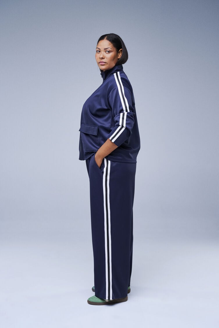 Trainingsset met sportieve strepen, , Model