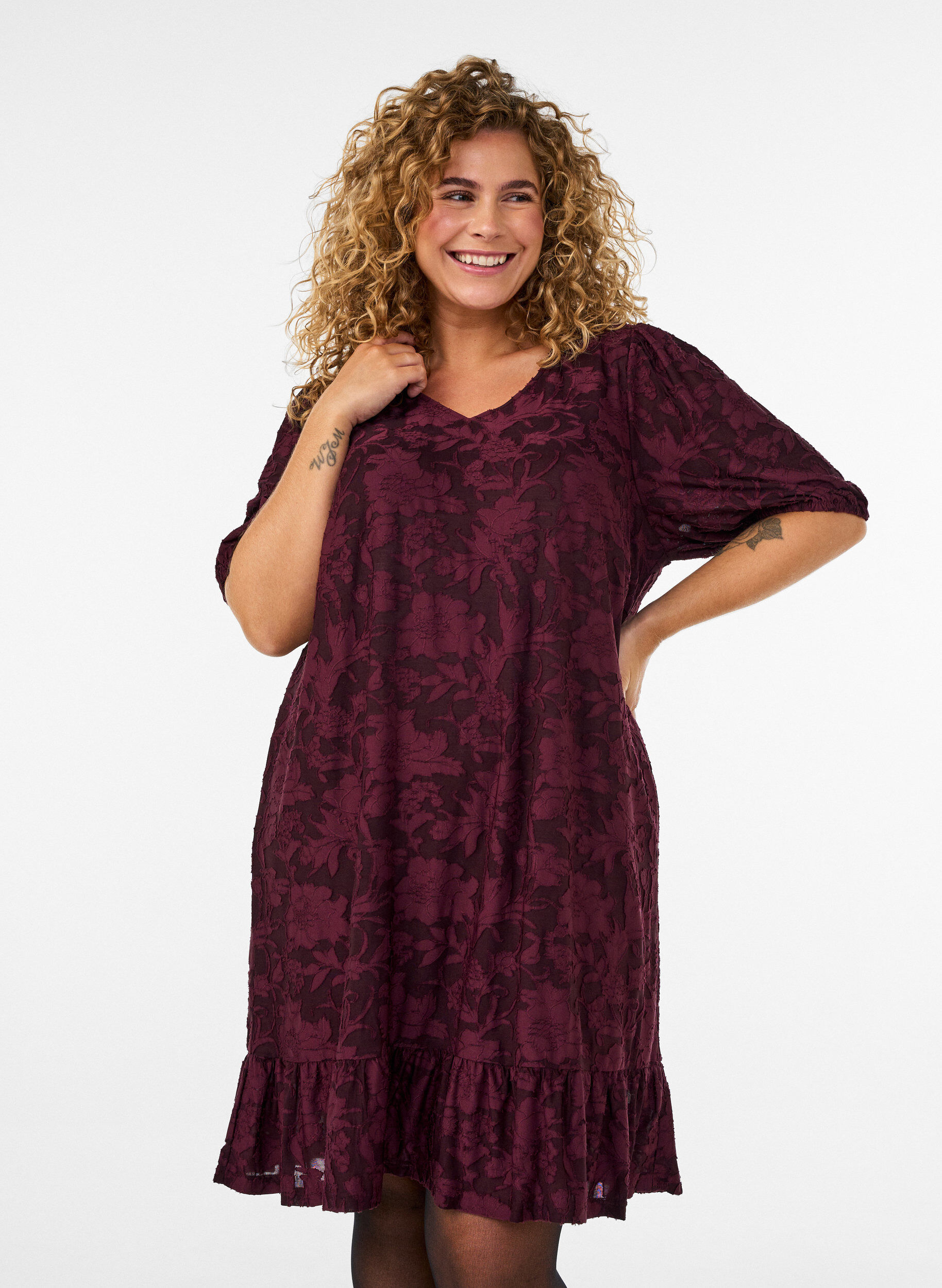 Jurk met bloemenstructuur en volantzoom, Rood, Model