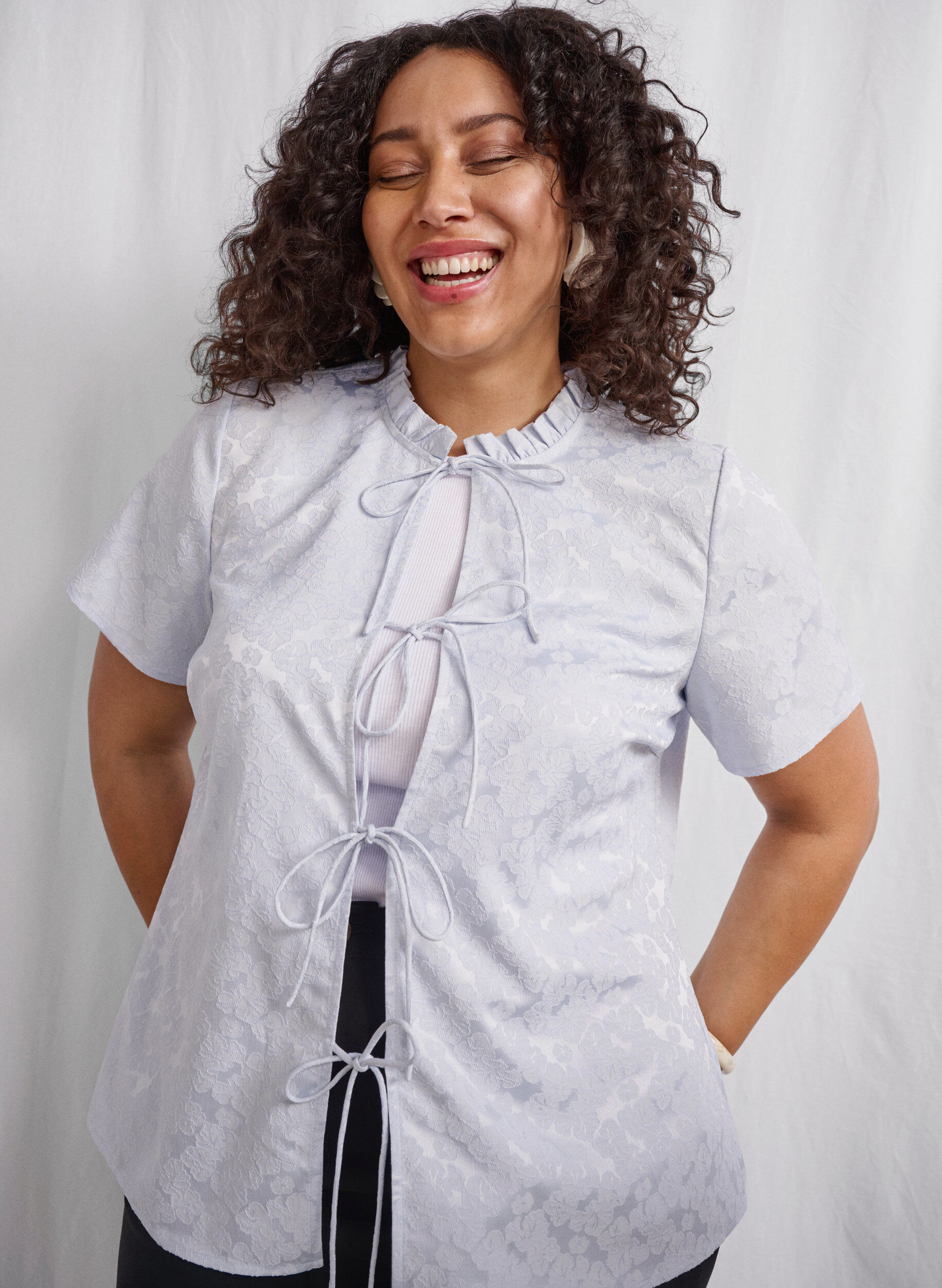 ZizziJacquard blouse met korte mouwen en strikjes, Blauw, Image image number 0