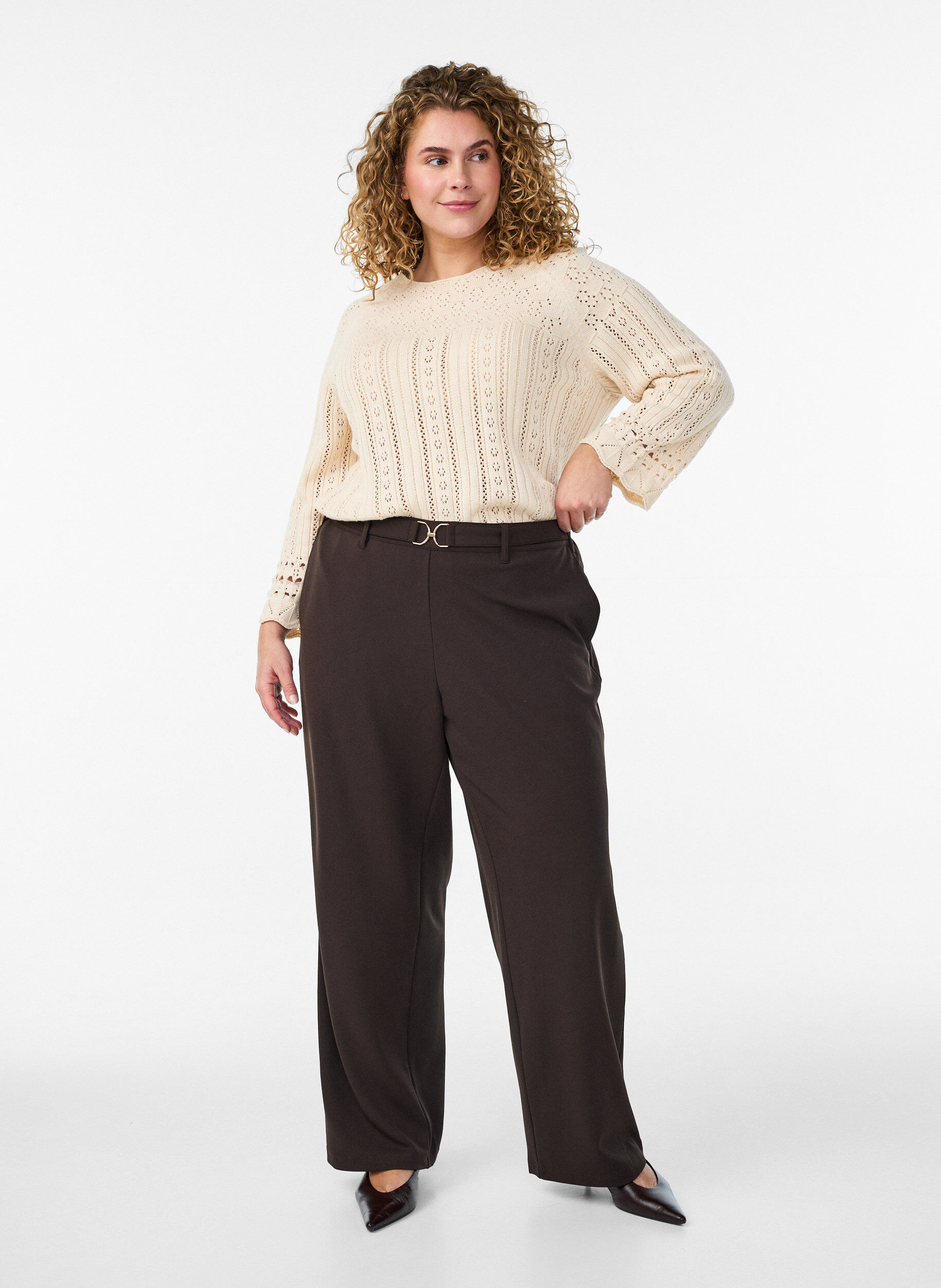 High-waisted broek met riemdetail en gouden gesp, Bruin, Model