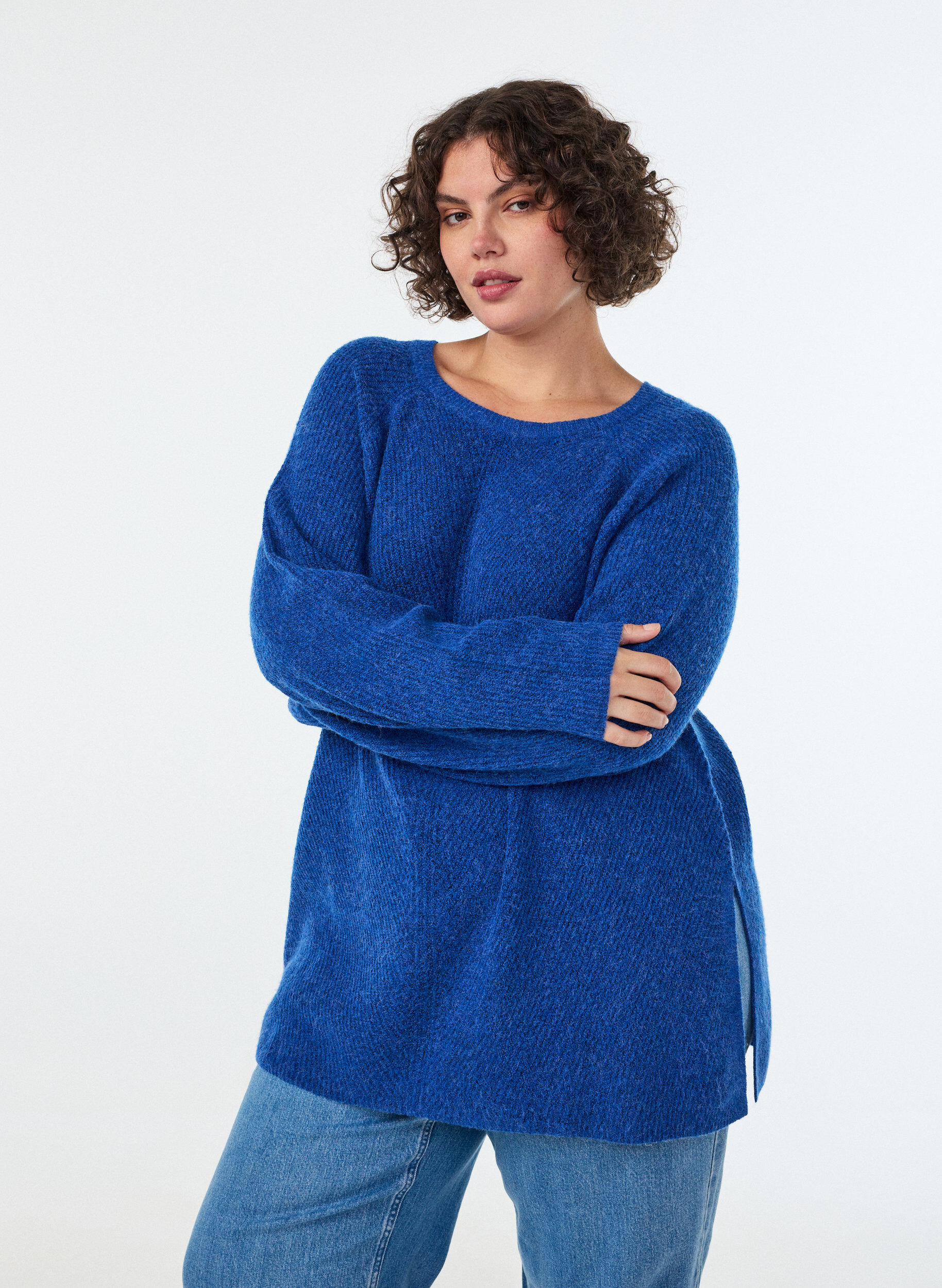 Gebreide trui met een diagonaal patroon en raglanmouwen, Blauw, Model