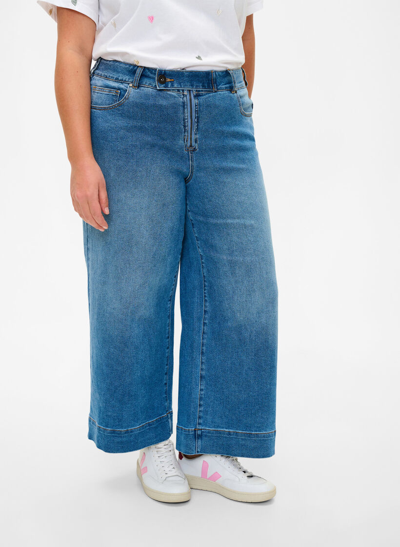Cropped jeans met flare, Blue denim, Model