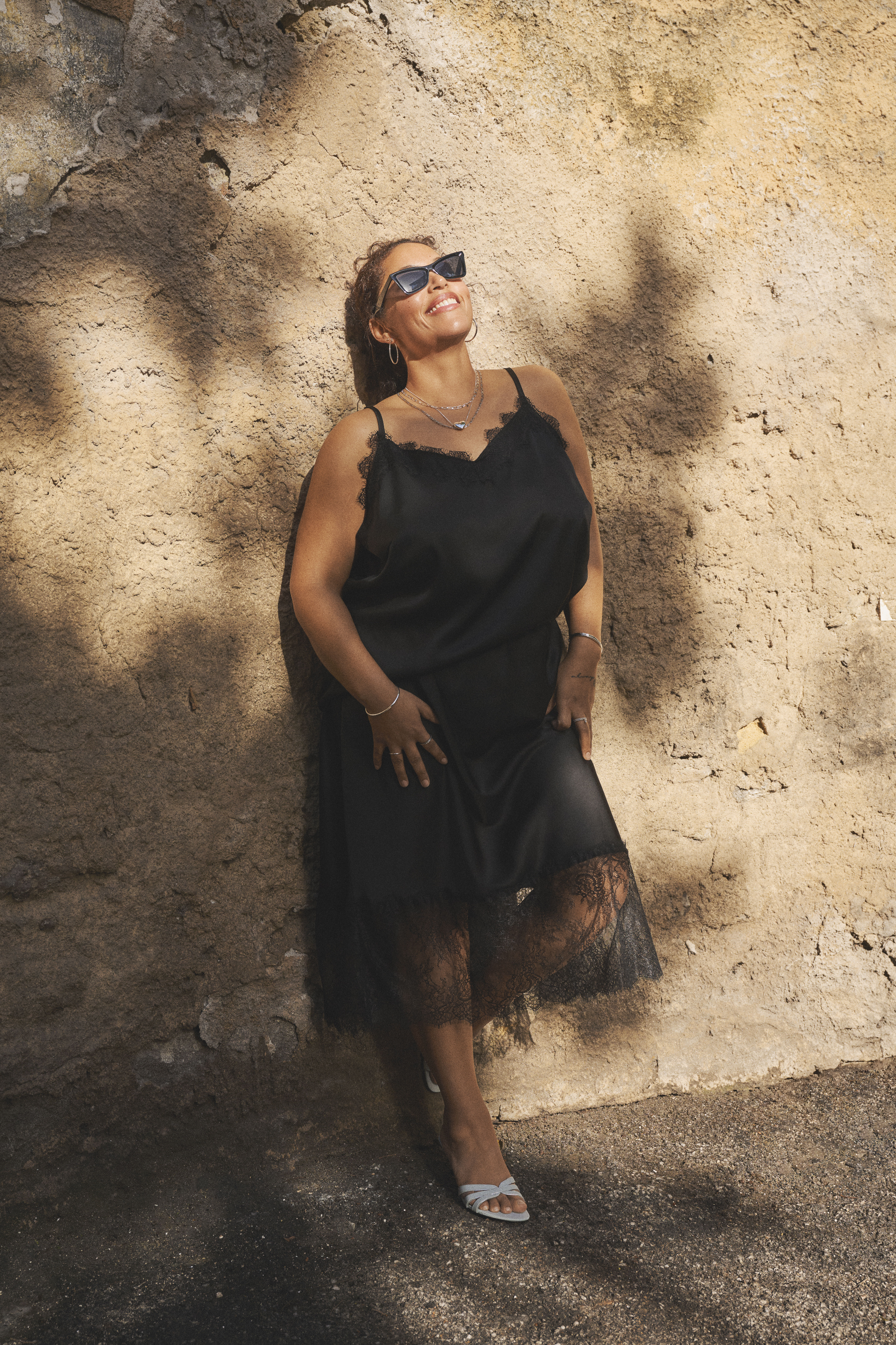 ZizziSatijnlook met kanten randen, , Model