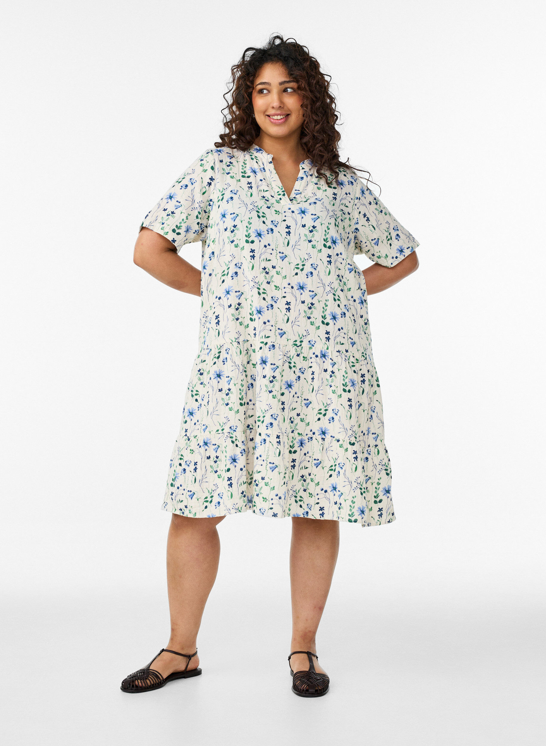 Zizzi Robe courte &eacute;vas&eacute;e en mousseline de coton, Beige, Model image number 1