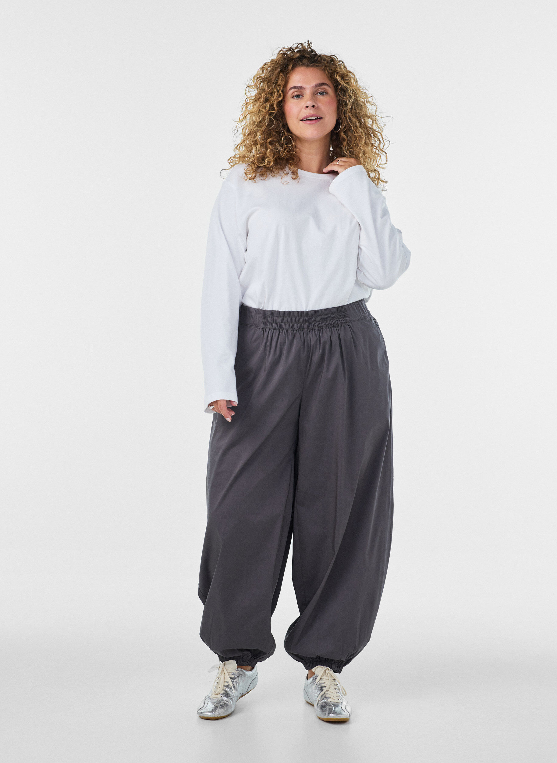 Ballonbroek met zakken en een elastische tailleband, Grijs, Model