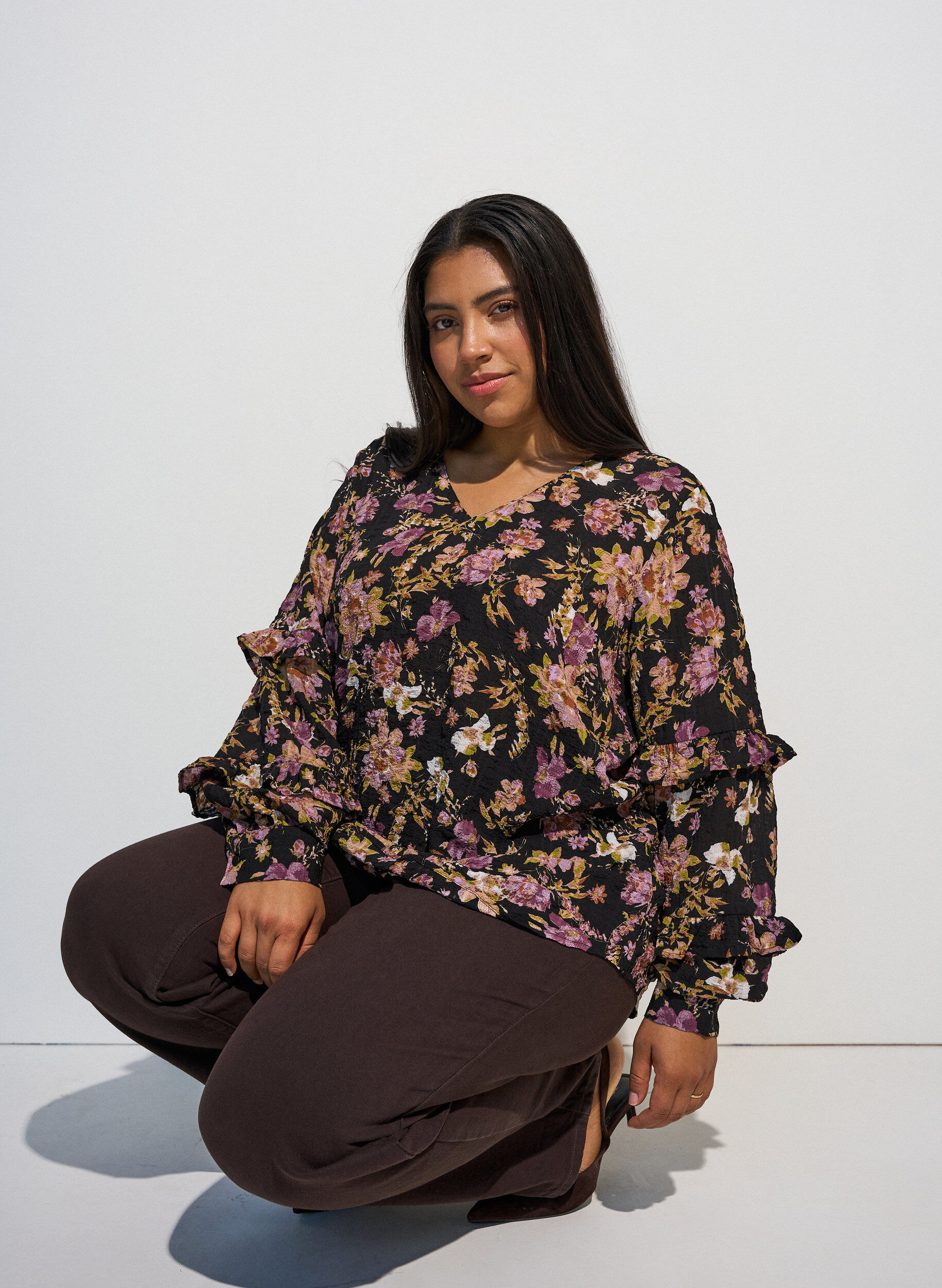 Blouse met bloemenprint en ruchesdetails, Zwart, Model