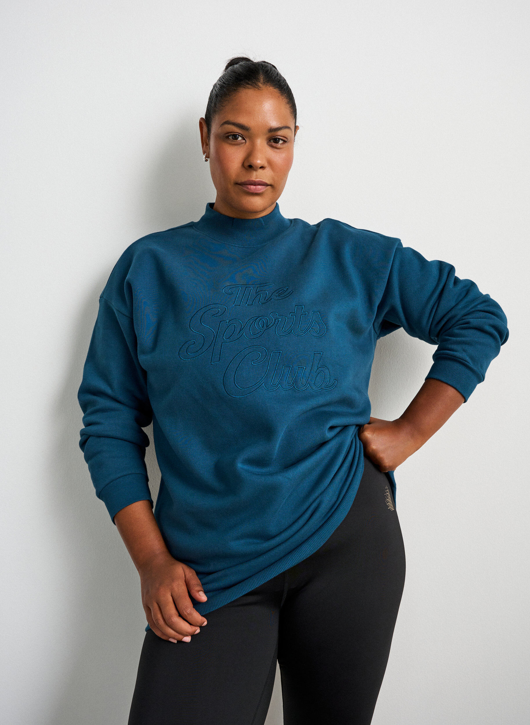 Lang sweatshirt met hoge hals en geborduurde tekst, Blauw, Model