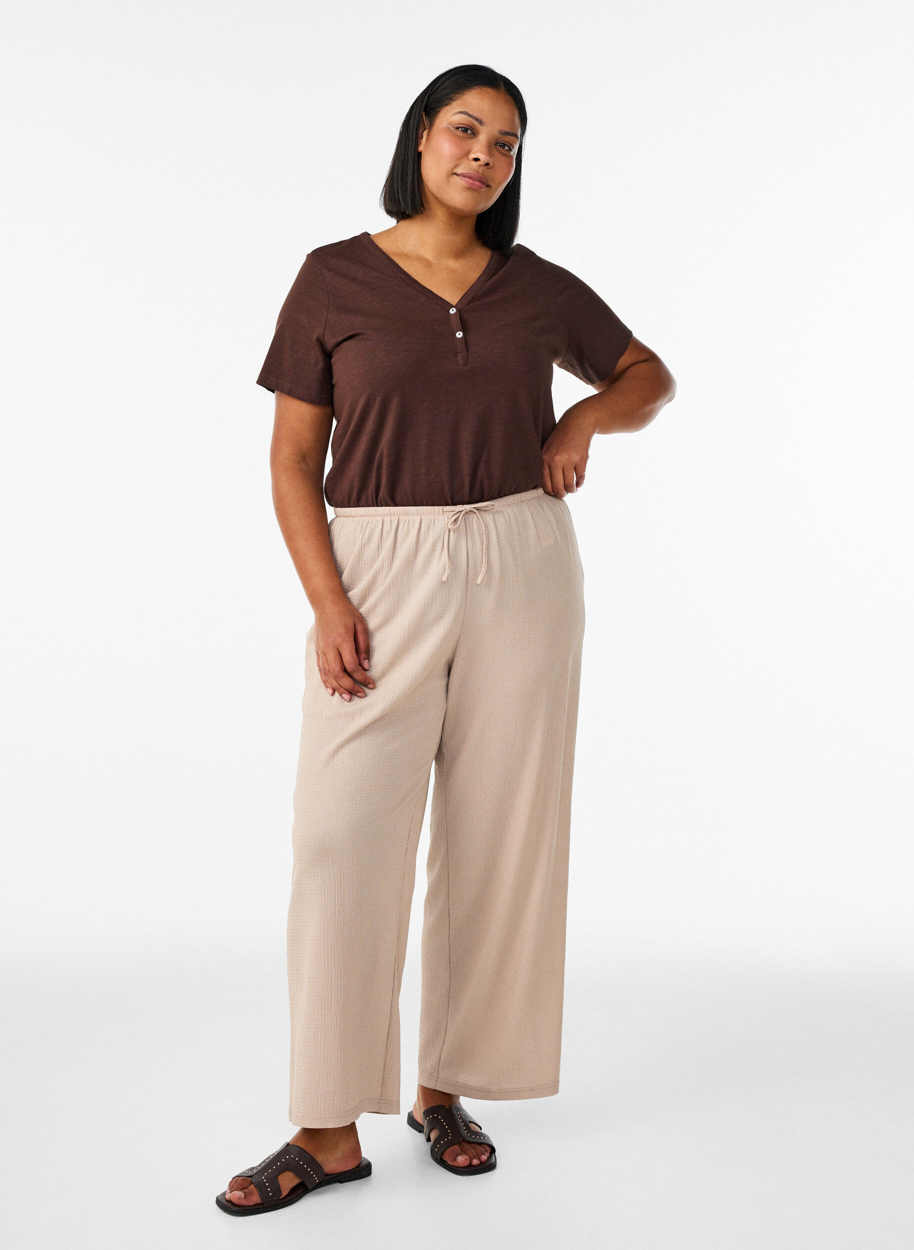 ZizziT-shirt met knoopdetail, Bruin, Model image number 1