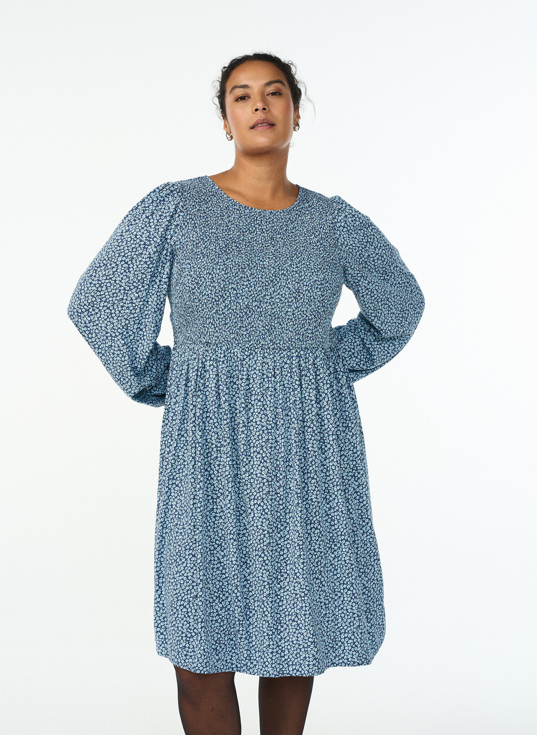 Jurk met een gesmokte top en fijn bloemetjespatroon, Blauw, Model