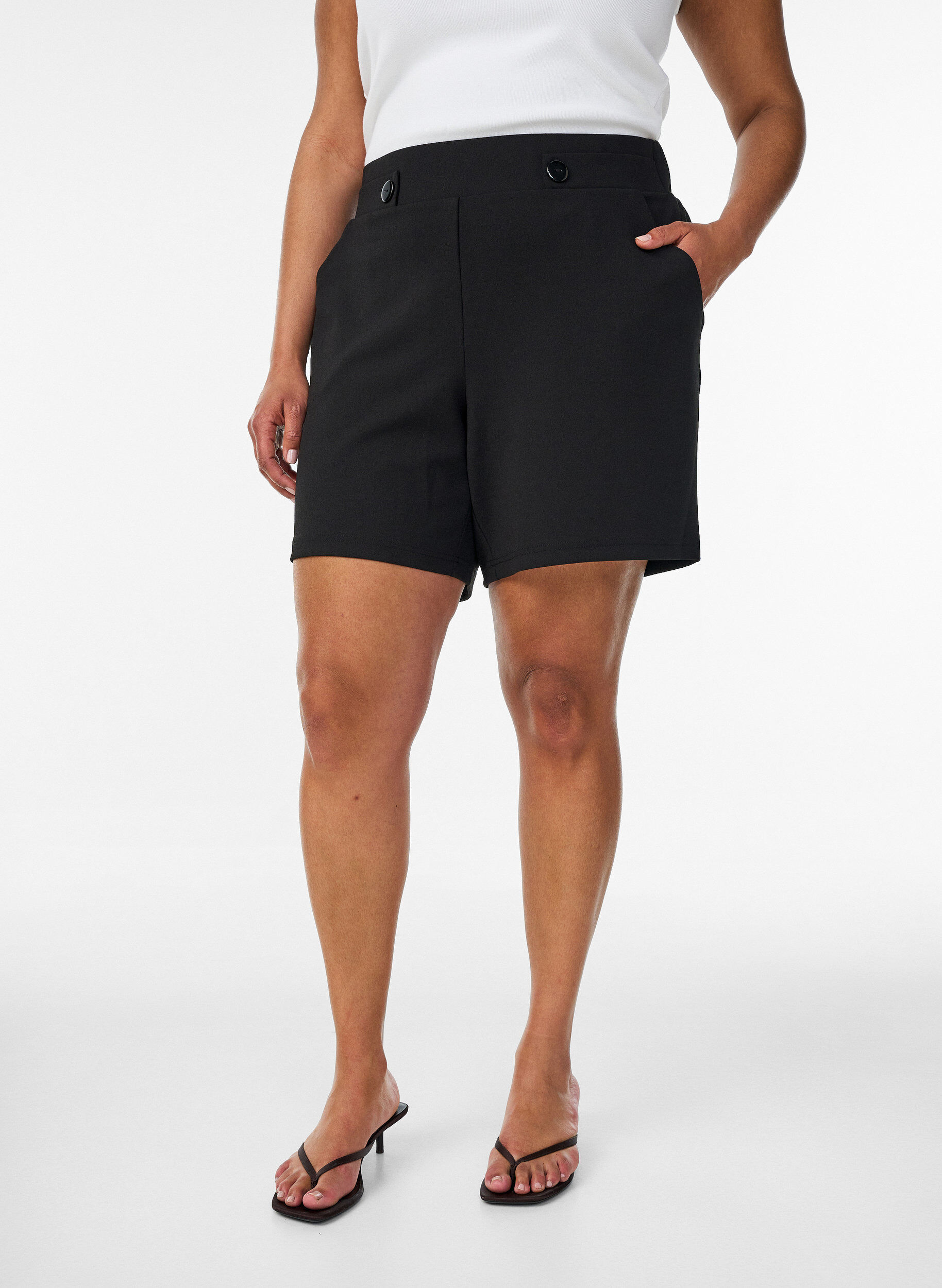 ZizziKorte broek met zakken en losse pasvorm, Zwart, Model image number 3